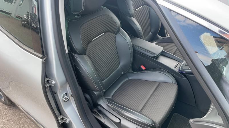 Vente en ligne Renault Grand Scenic 4 Grand Scenic Blue dCi 150 EDC au prix de 19 491 €