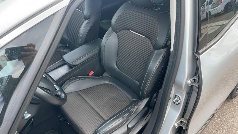 Vente en ligne Renault Grand Scenic 4 Grand Scenic Blue dCi 150 EDC au prix de 19 491 €