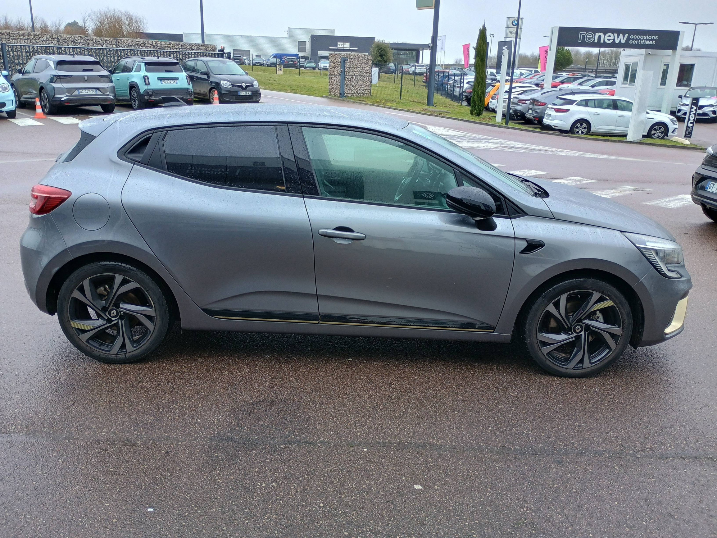 Vente en ligne Renault Clio 5 Clio E-Tech hybride 145 au prix de 20 491 €