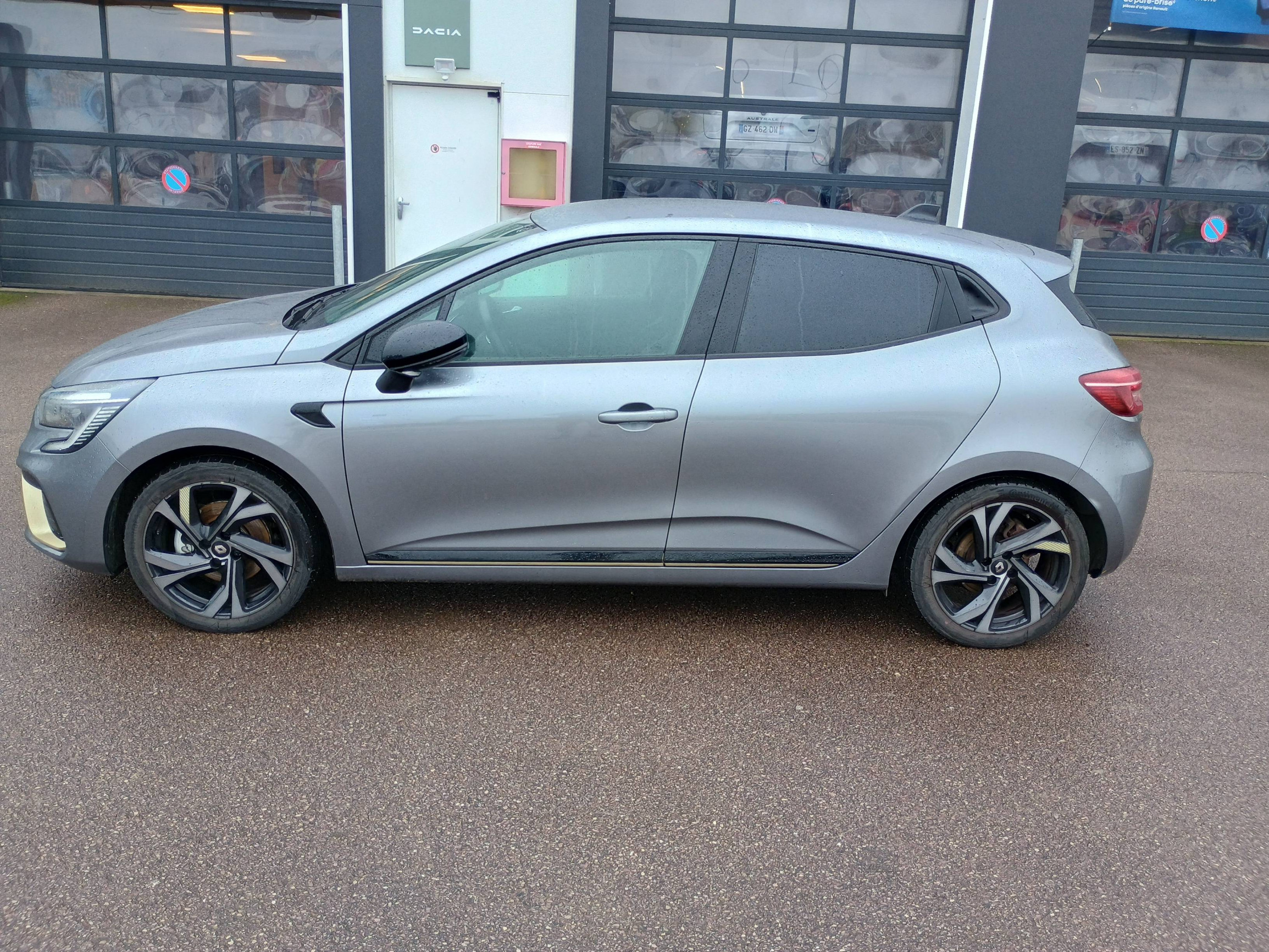 Vente en ligne Renault Clio 5 Clio E-Tech hybride 145 au prix de 20 491 €