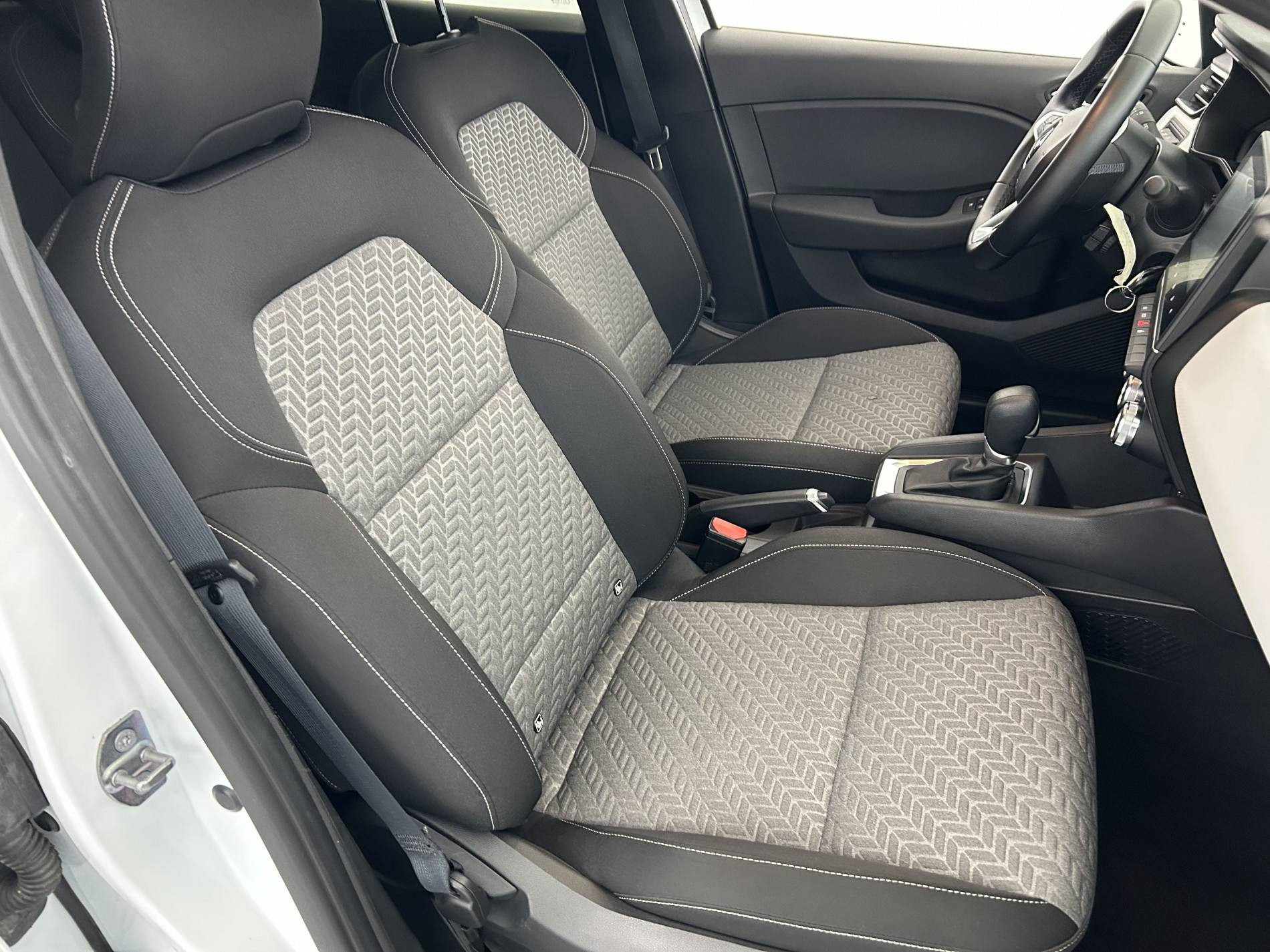 Vente en ligne Renault Clio 5 Clio E-Tech full hybrid 145 au prix de 15 991 €