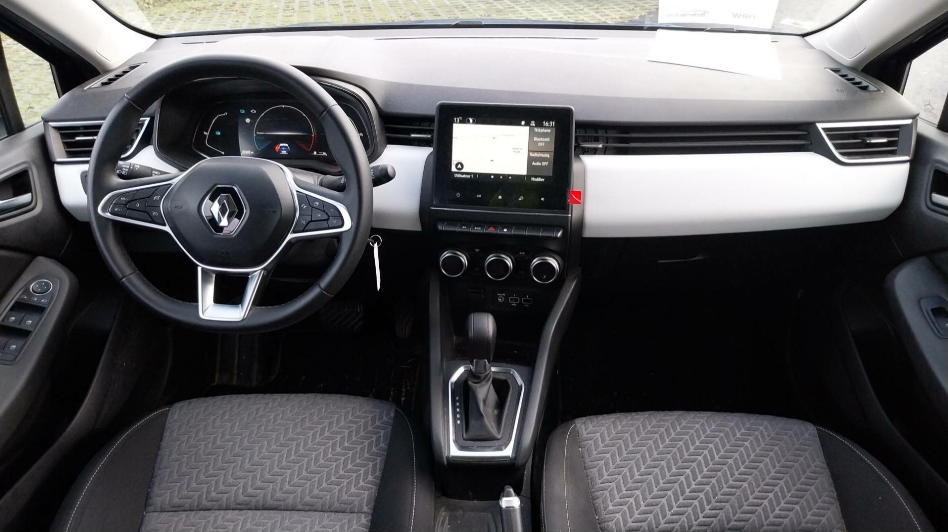 Vente en ligne Renault Clio 5 Clio E-Tech full hybrid 145 au prix de 16 991 €