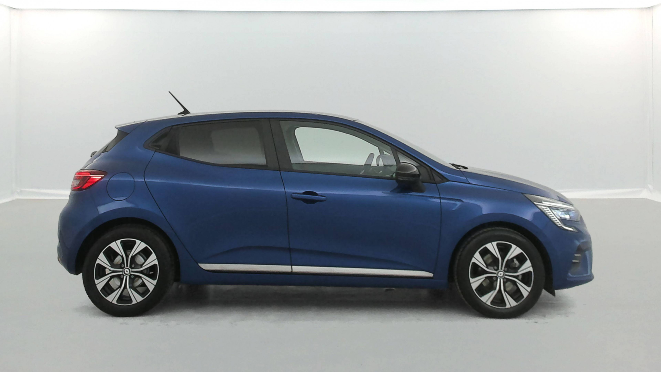 Vente en ligne Renault Clio 5 Clio E-Tech full hybrid 145 au prix de 16 991 €