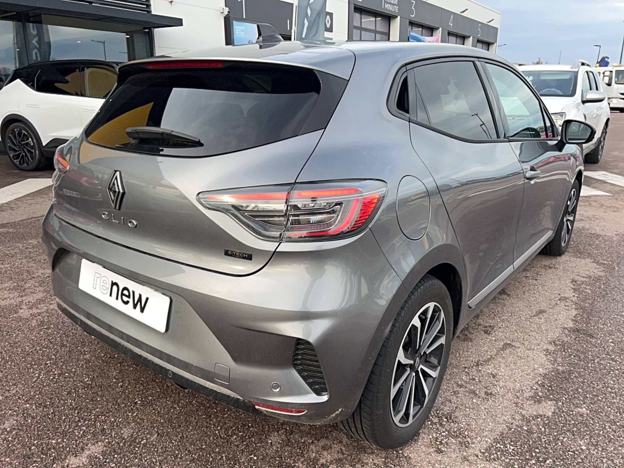 Vente en ligne Renault Clio 5 Clio E-Tech full hybrid 145 au prix de 20 291 €