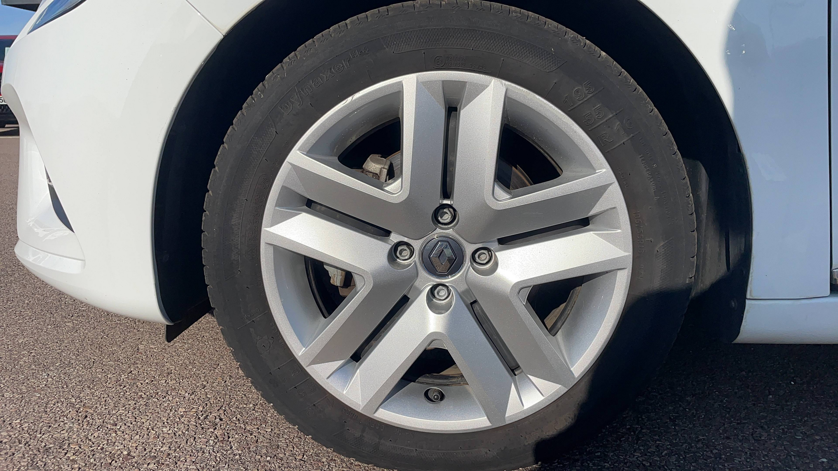 Vente en ligne Renault Clio 5 Clio E-Tech 140 - 21N au prix de 15 947 €