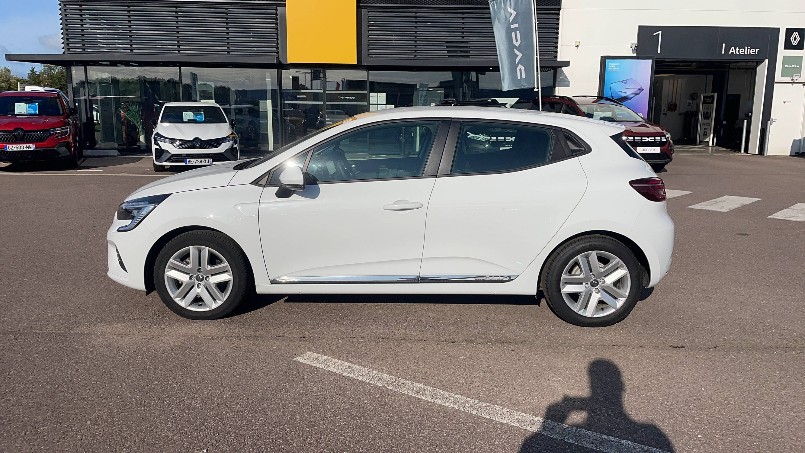 Vente en ligne Renault Clio 5 Clio E-Tech 140 - 21N au prix de 15 947 €