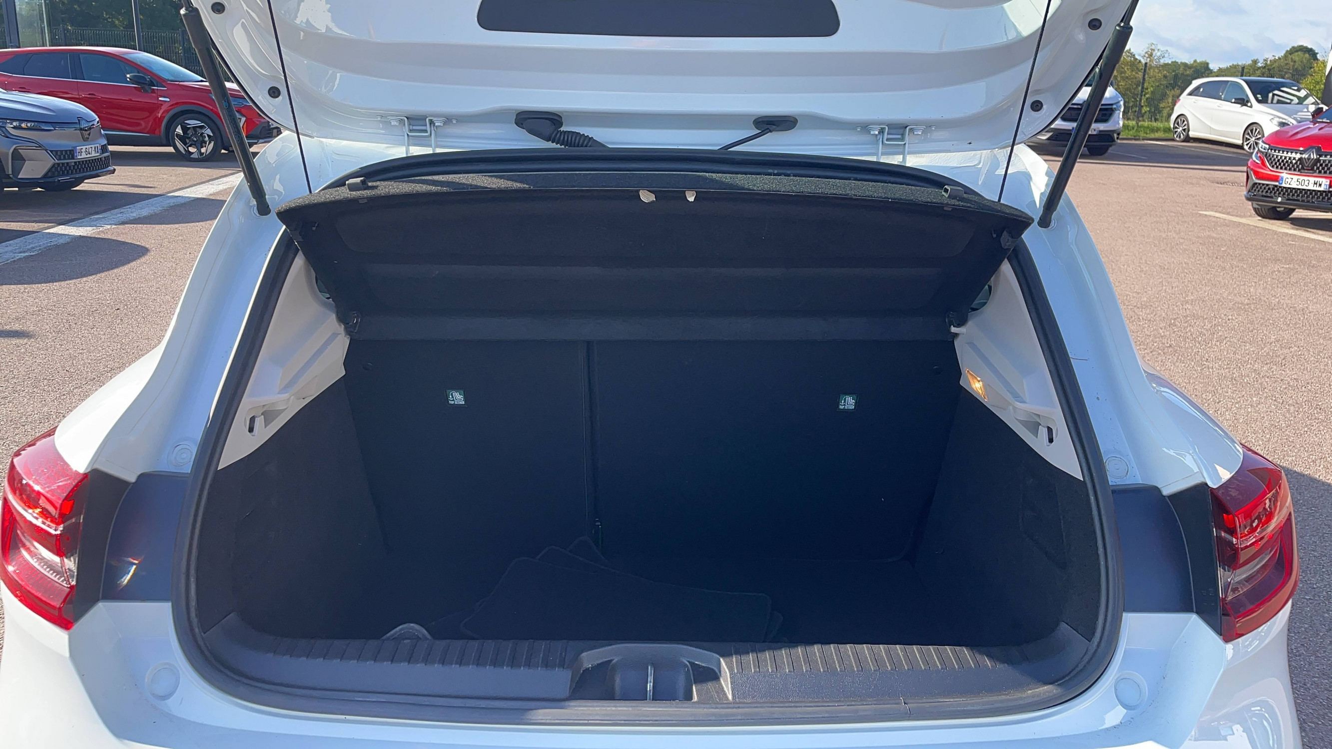 Vente en ligne Renault Clio 5 Clio E-Tech 140 - 21N au prix de 15 947 €