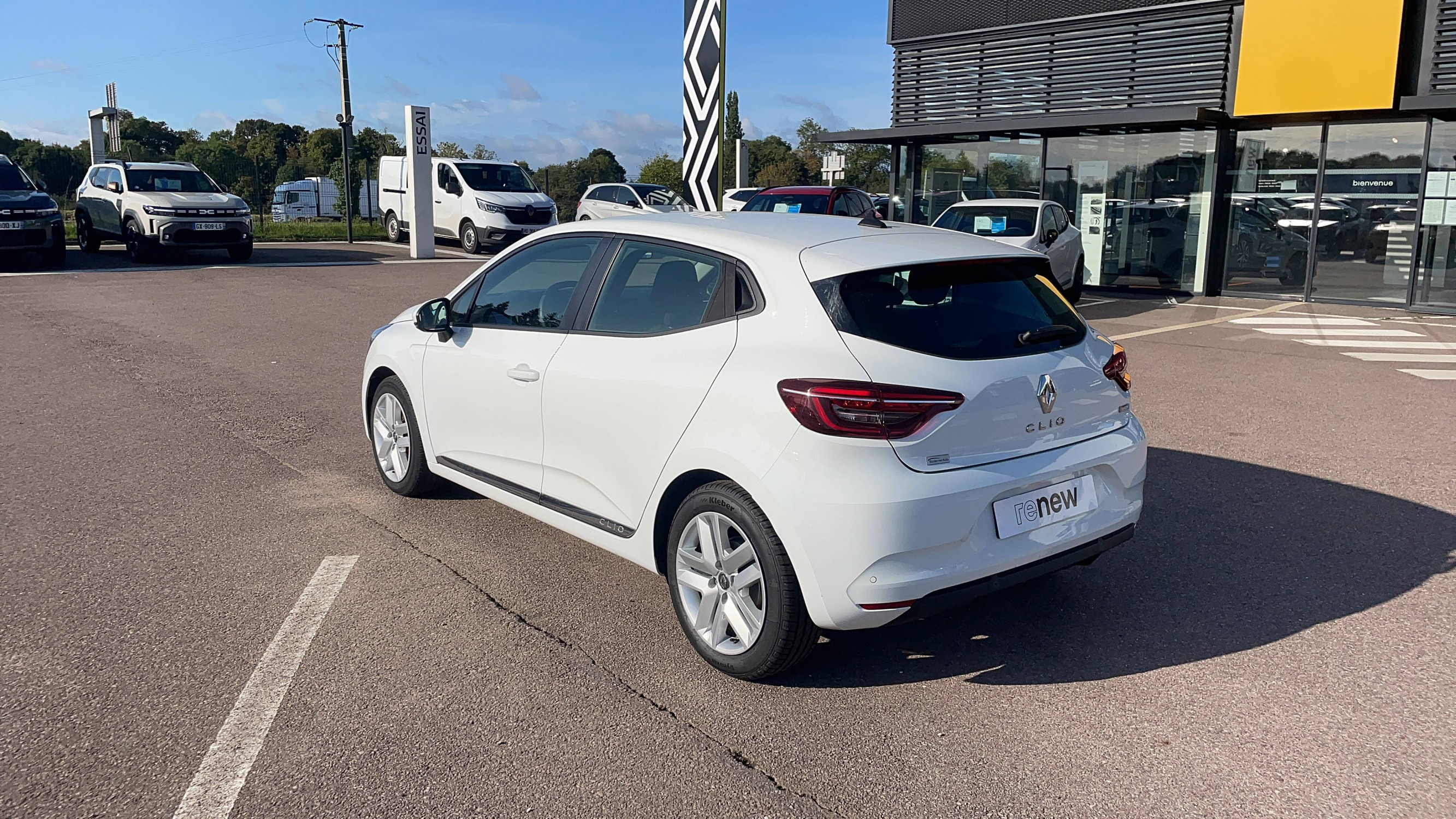 Vente en ligne Renault Clio 5 Clio E-Tech 140 - 21N au prix de 15 947 €