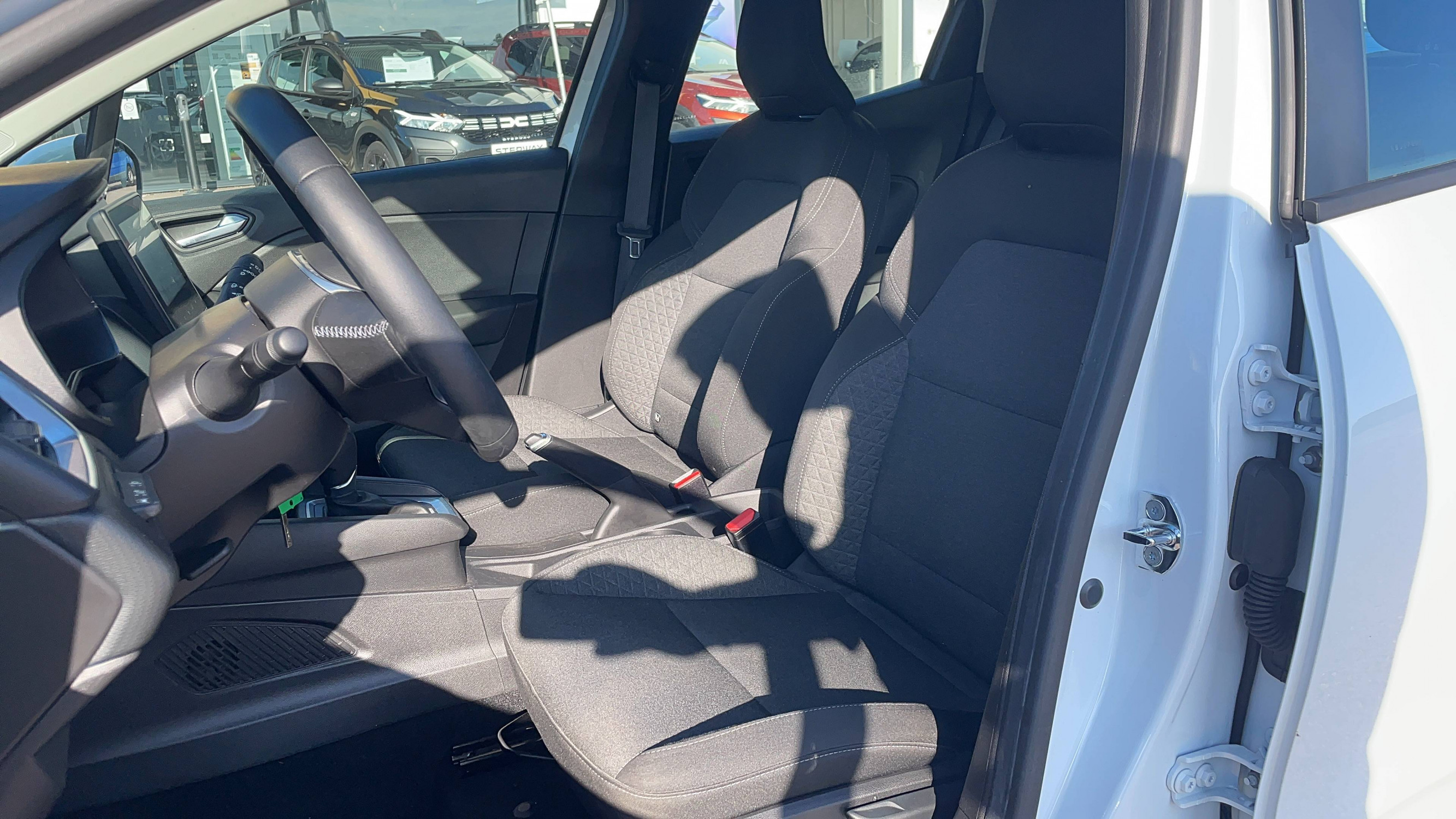 Vente en ligne Renault Clio 5 Clio E-Tech 140 - 21N au prix de 15 947 €