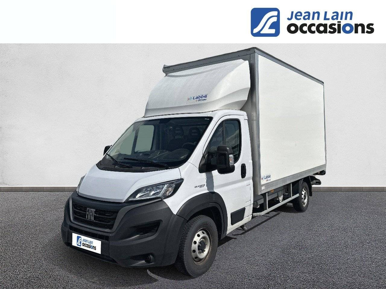 Vente en ligne FIAT DUCATO CHASSIS CABINE DUCATO CC CAISSE 20M3 HAYON+AUV MAXIHD 3.5 L H3-POWER 160 PRO LOUNGE de 2021 au prix de 27 480 €