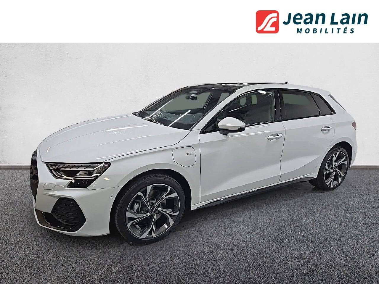 Vente en ligne AUDI A3 SPORTBACK A3 Sportback TFSI e Hybride rechargeable 204 S tronic 6 S line de 2025 au prix de 46 831 €