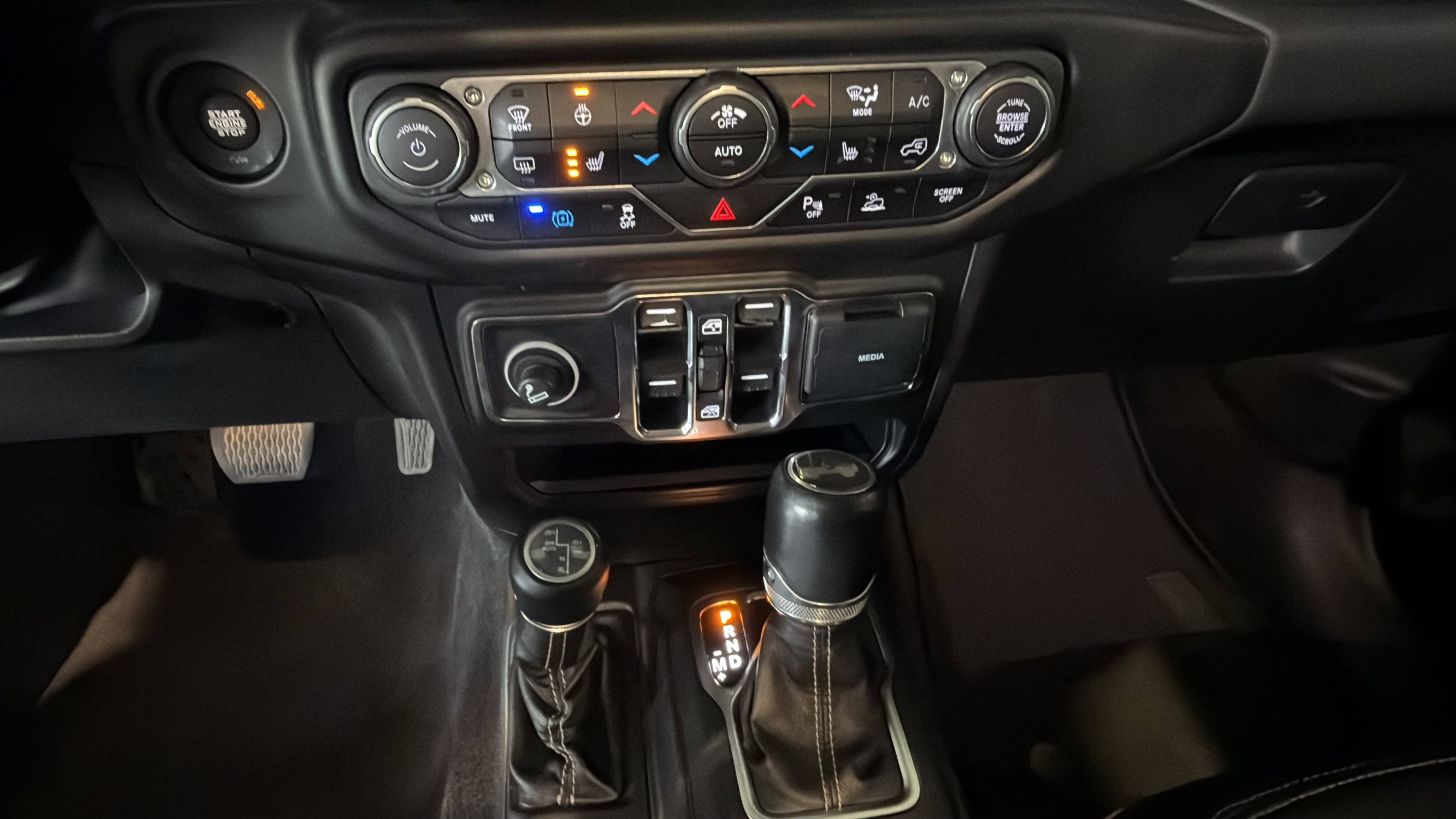 Vente en ligne Jeep Wrangler  Unlimited 4xe 2.0 l T 380 ch PHEV 4x4 BVA8 au prix de 52 990 €