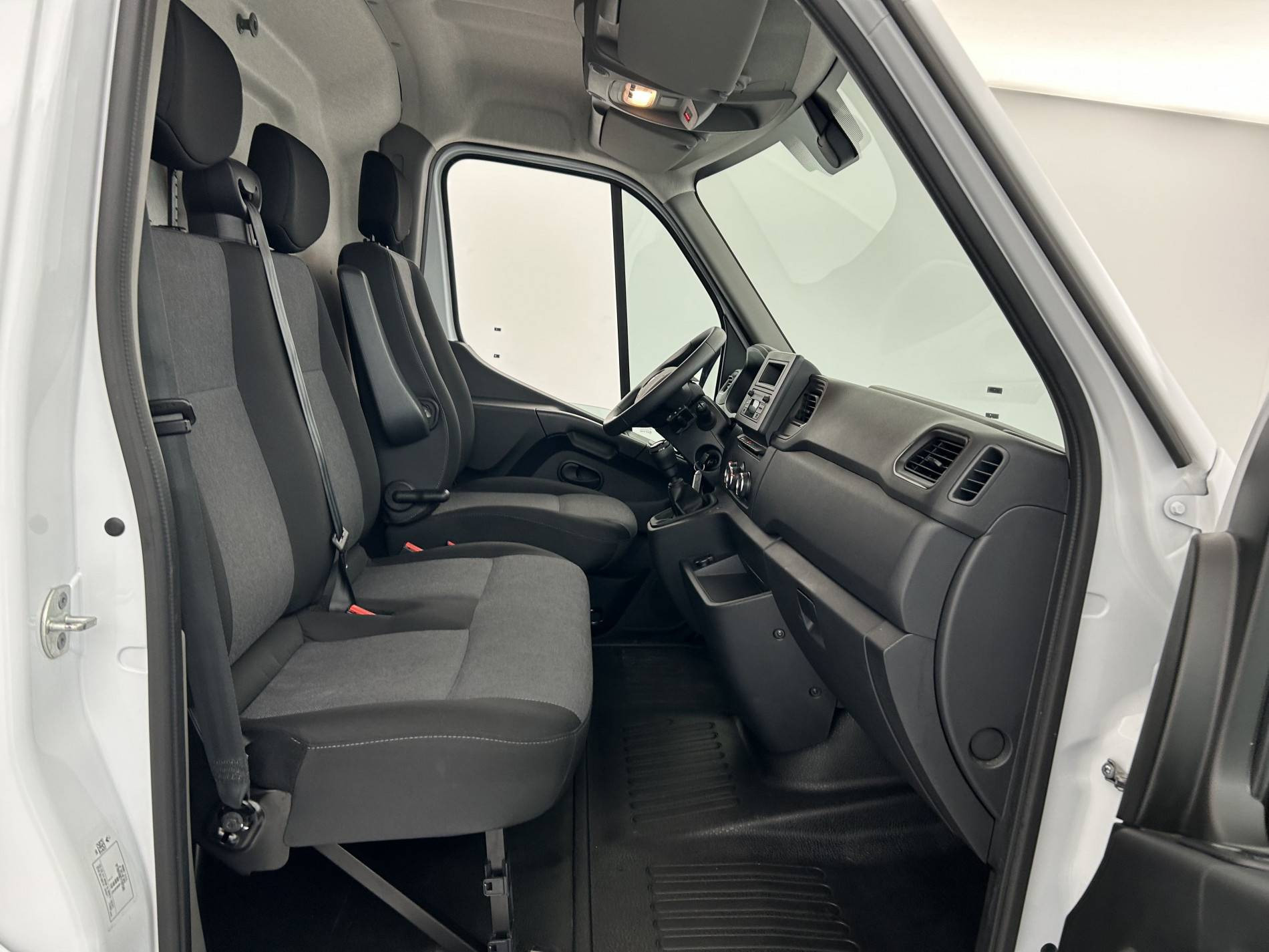 Vente en ligne Renault Master Fourgon MASTER FGN TRAC F3500 L2H2 BLUE DCI 135 au prix de 23 790 €