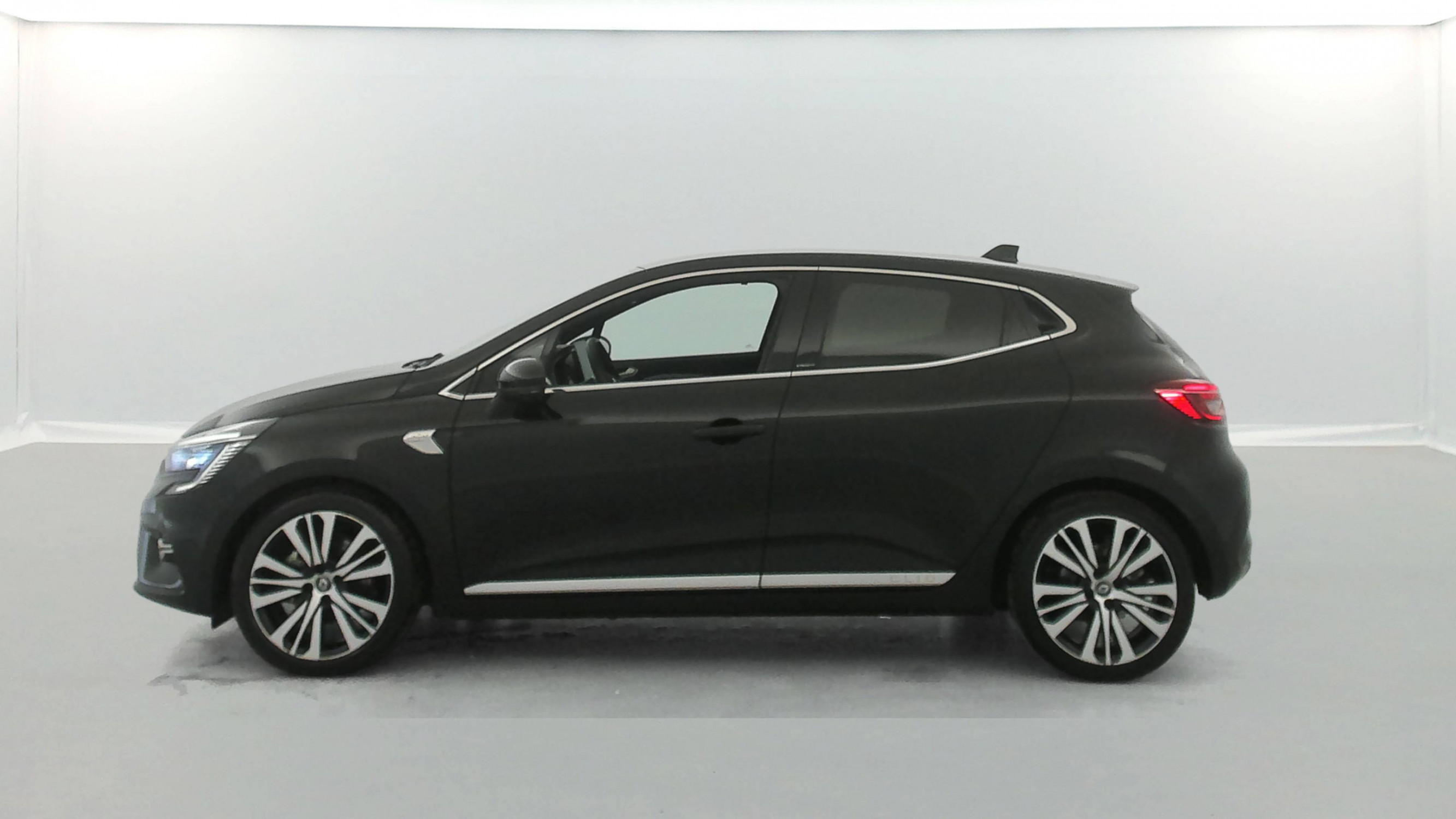 Vente en ligne Renault Clio 5 Clio E-Tech 140 - 21N au prix de 18 790 €
