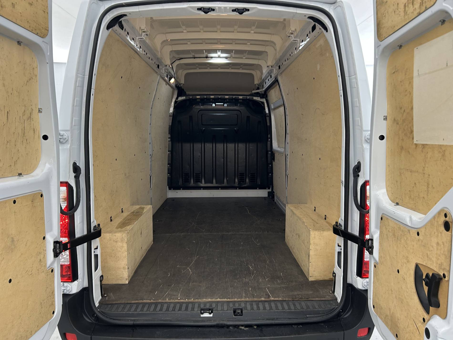 Vente en ligne Renault Master Fourgon MASTER FGN TRAC F3500 L3H3 BLUE DCI 135 au prix de 26 990 €