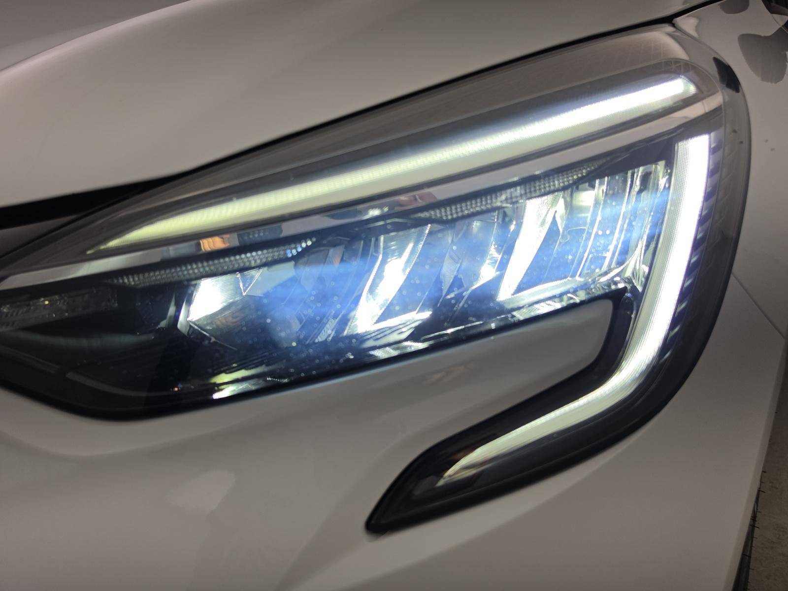 Vente en ligne Renault Clio 5 Clio E-Tech full hybrid 145 au prix de 15 990 €