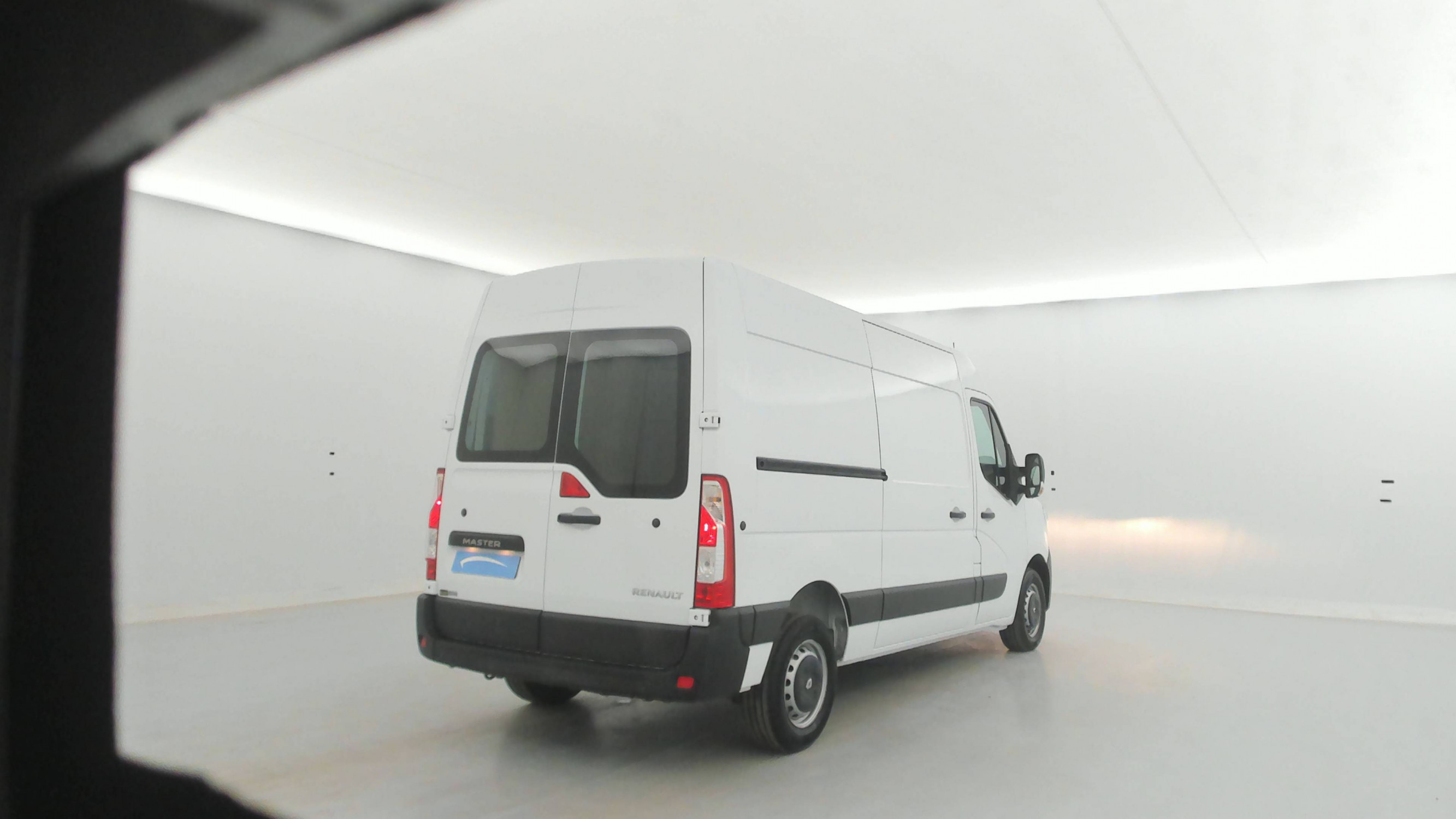 Vente en ligne Renault Master Fourgon MASTER FGN TRAC F3500 L2H2 DCI 135 au prix de 18 990 €