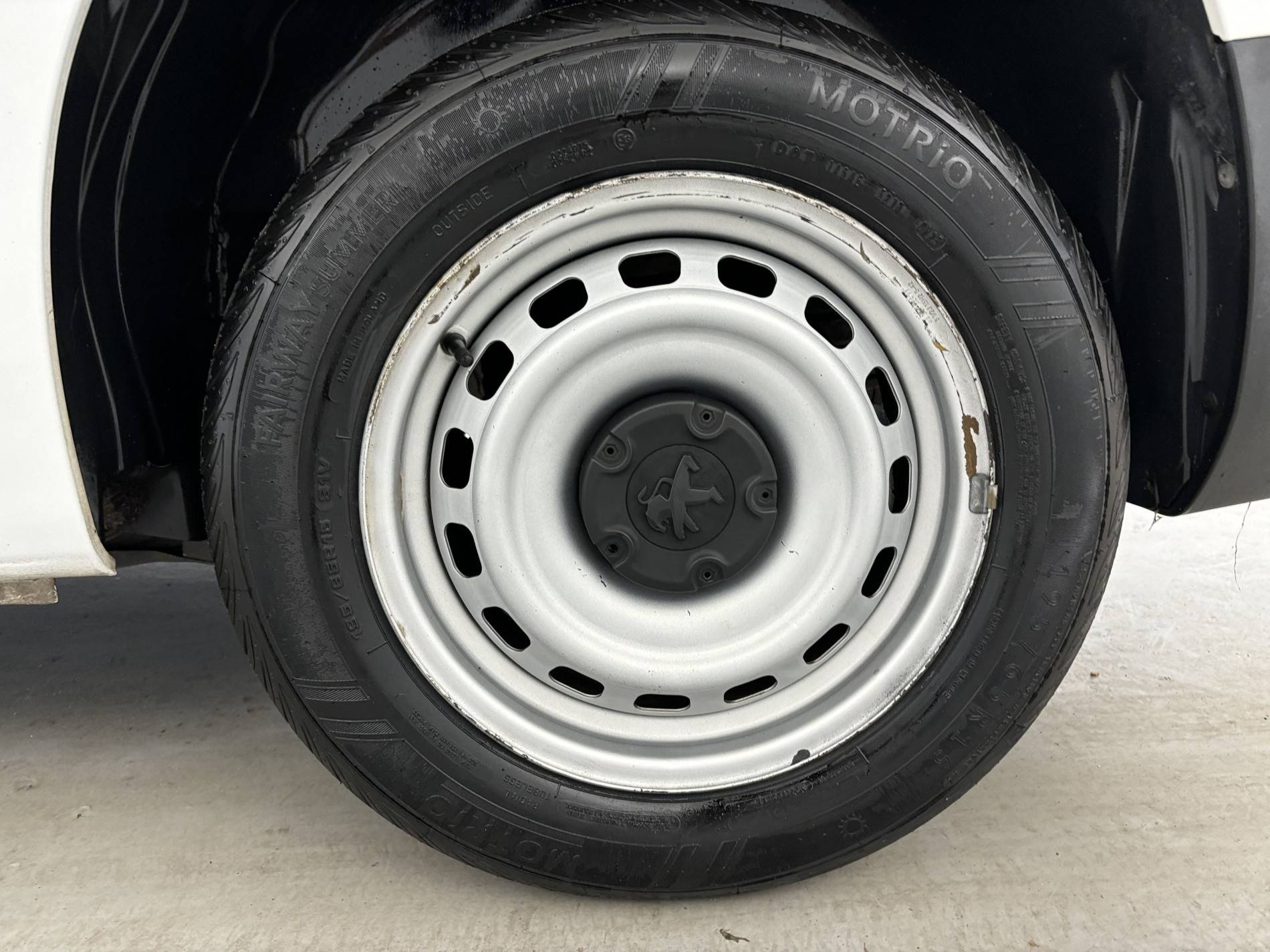 Vente en ligne Peugeot Partner Fourgon  STANDARD 650 KG BLUEHDI 100 S&S BVM5 au prix de 11 990 €