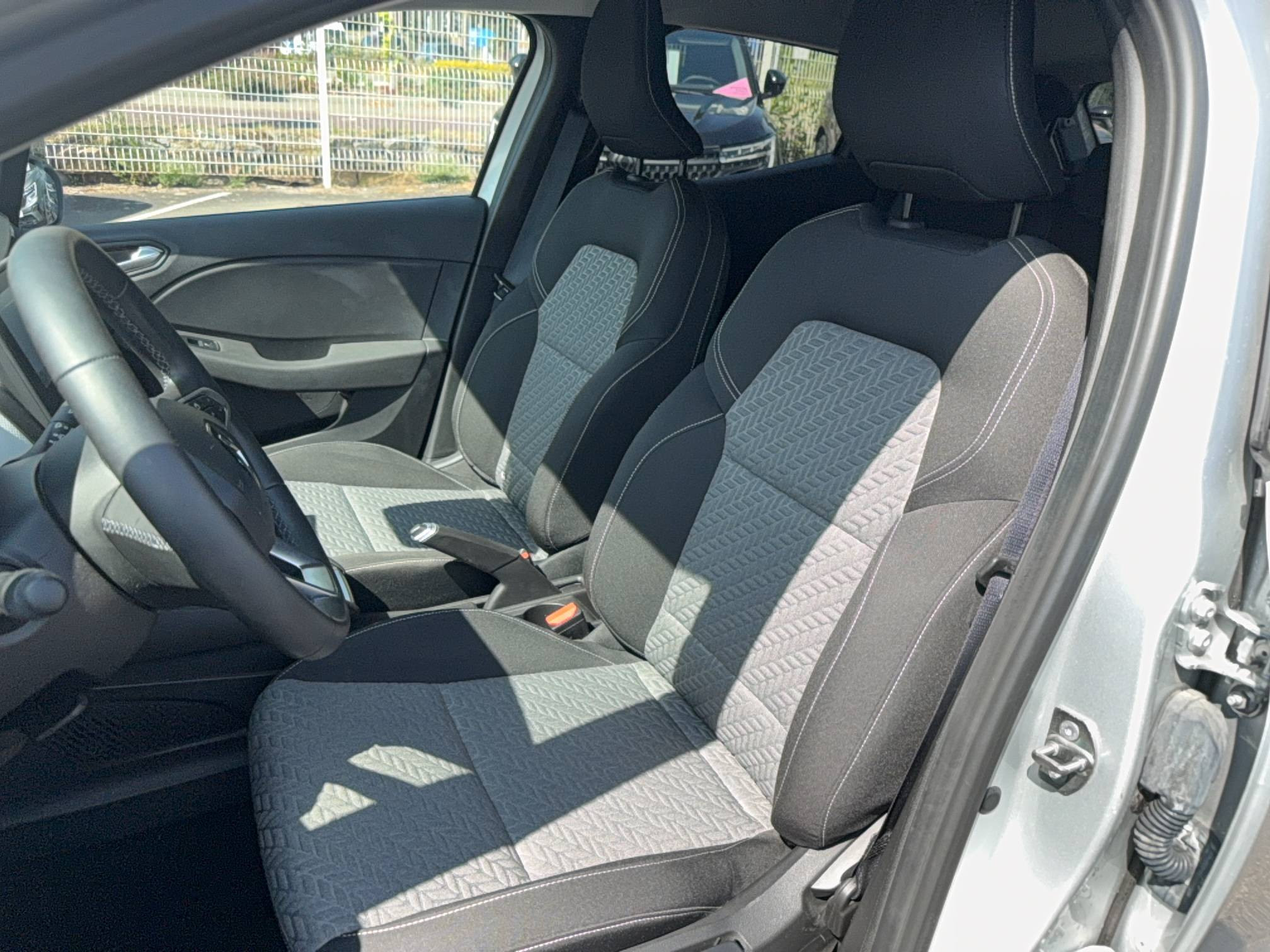 Vente en ligne Renault Clio 5 Clio E-Tech full hybrid 145 au prix de 15 990 €