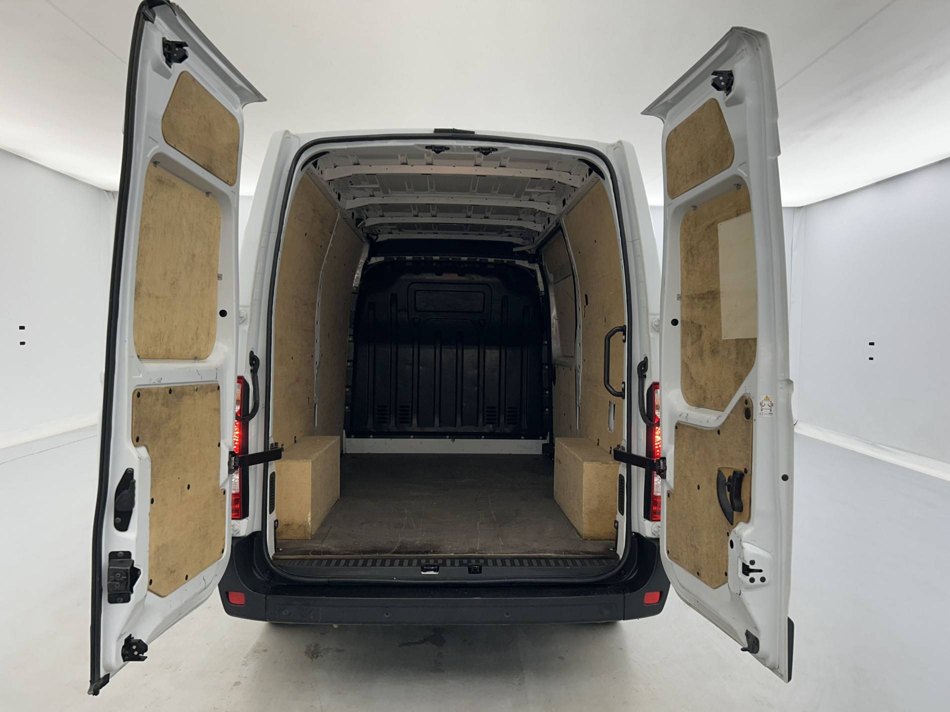 Vente en ligne Renault Master Fourgon MASTER FGN TRAC F3500 L2H2 BLUE DCI 135 au prix de 22 390 €