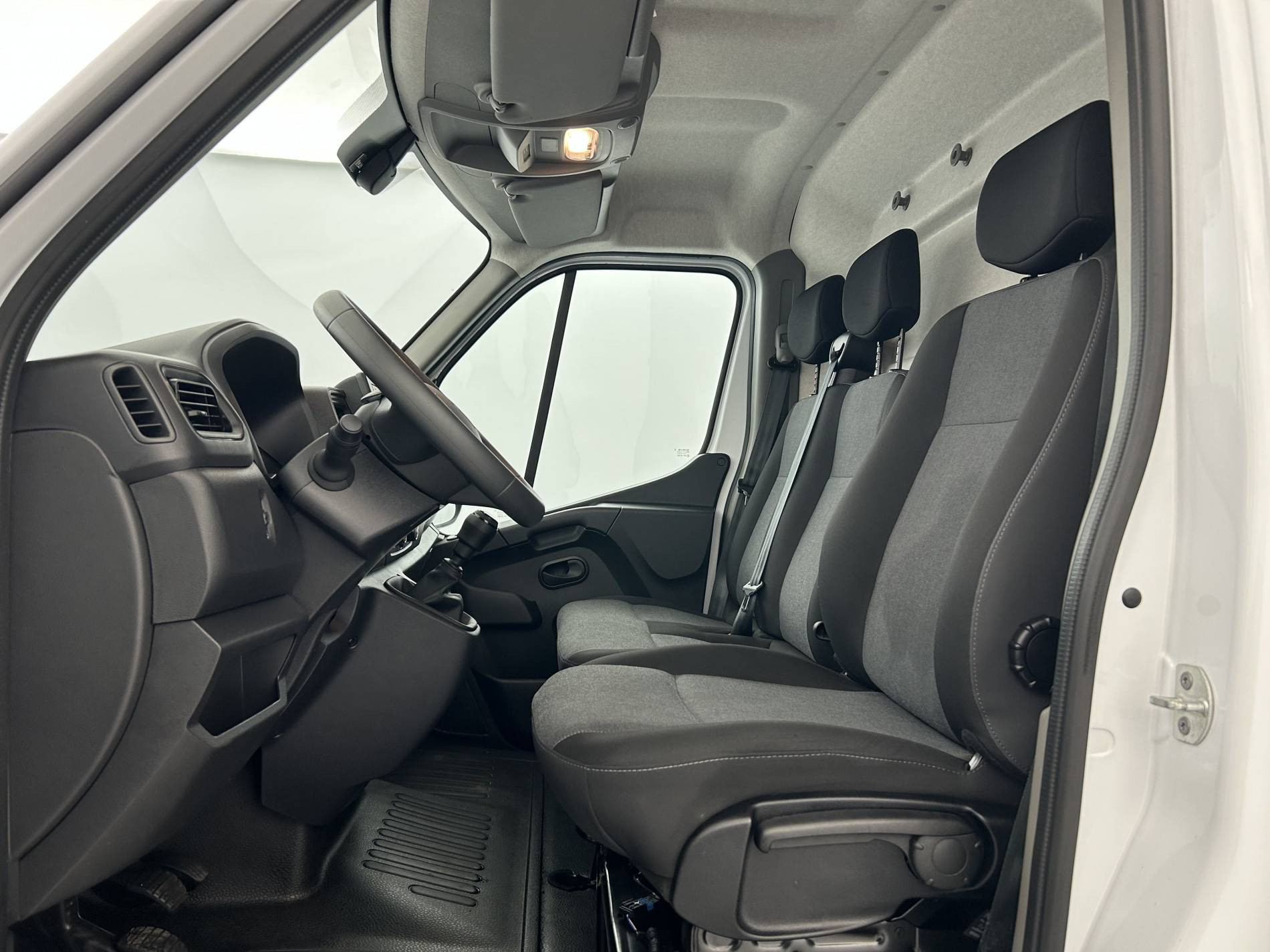 Vente en ligne Renault Master Fourgon MASTER FGN TRAC F3500 L2H2 BLUE DCI 135 au prix de 26 490 €