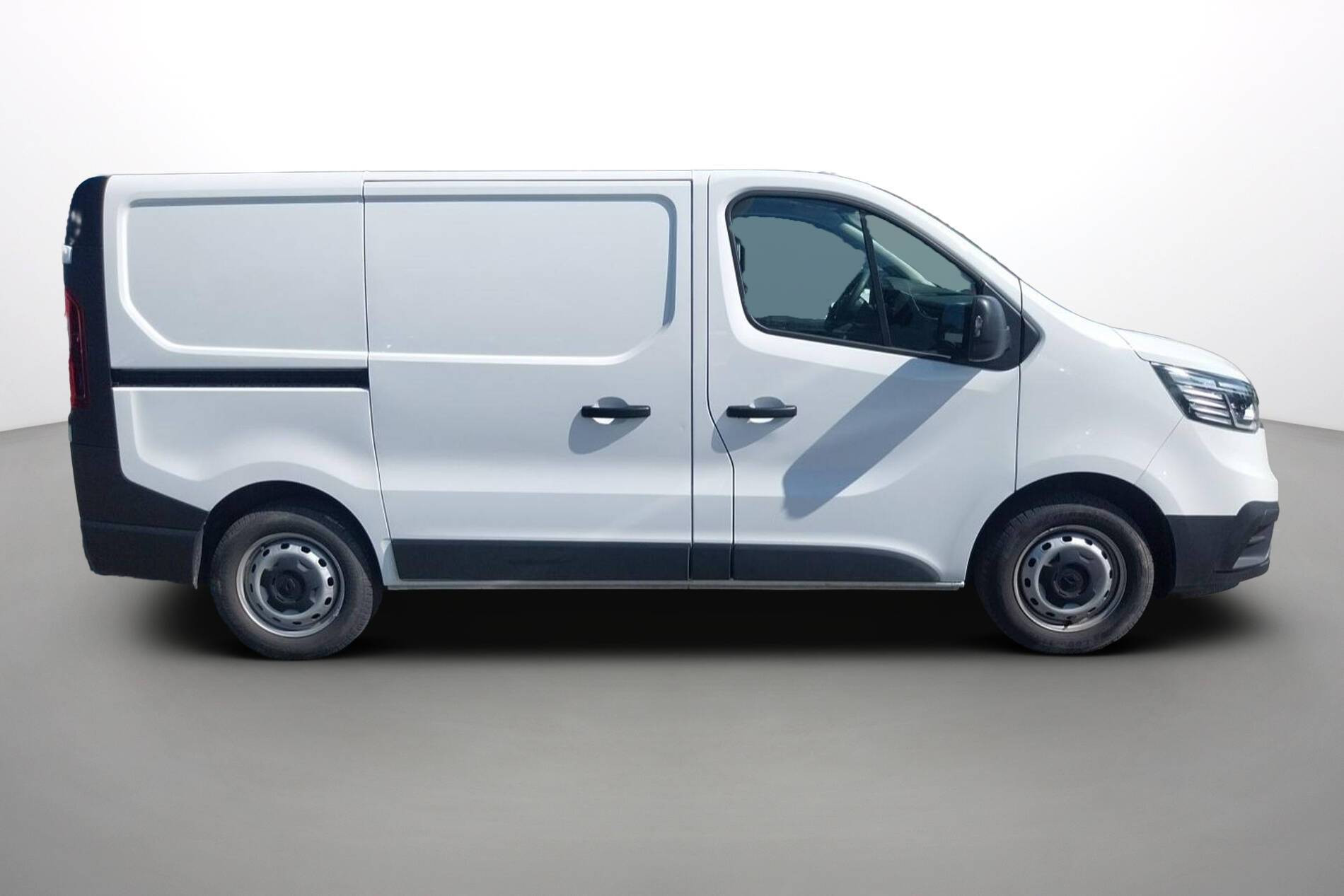 Vente en ligne Renault Trafic 3 Fourgon TRAFIC FG BLUE DCI 130 L1H1 3T GSR2 au prix de 23 990 €