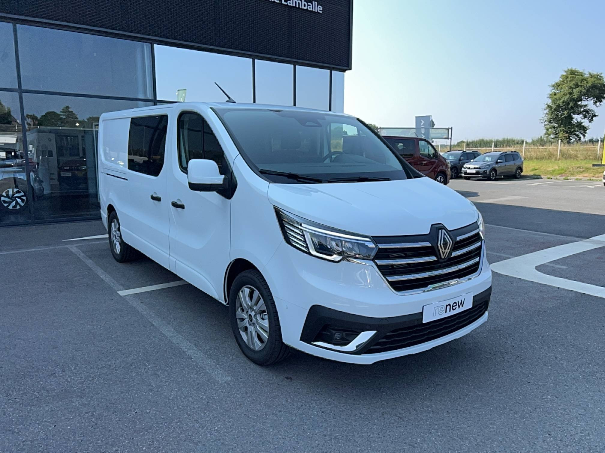 Vente en ligne Renault Trafic Cabine Approfondie TRAFIC CA BLUE DCI 170 L2H1 3T AUTO au prix de 40 990 €