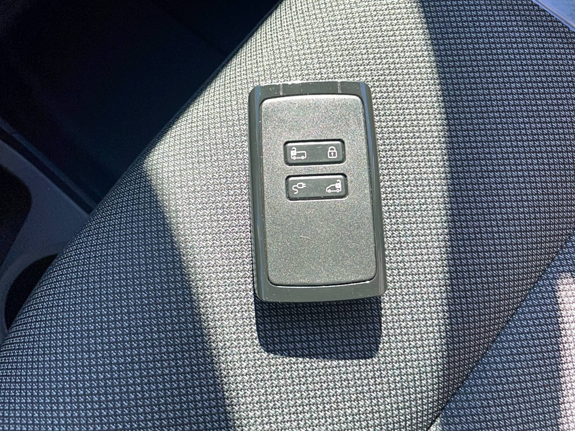 Vente en ligne Renault Kangoo Van E-Tech  FG TOLE L1 AC22/DC80 GSR2 au prix de 29 991 €