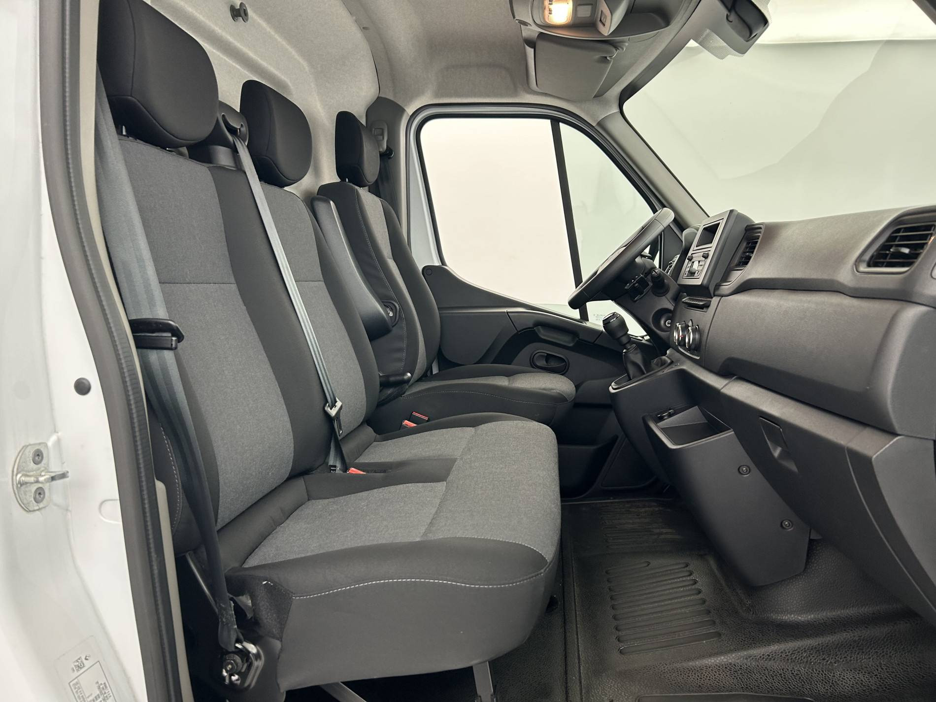 Vente en ligne Renault Master Fourgon MASTER FGN TRAC F3500 L3H3 BLUE DCI 135 au prix de 29 990 €