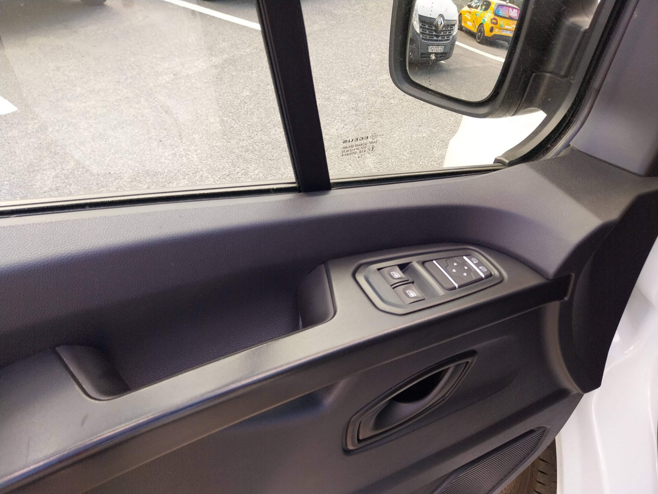 Vente en ligne Renault Trafic 3 Fourgon TRAFIC FG BLUE DCI 130 L1H1 3T GSR2 au prix de 22 990 €