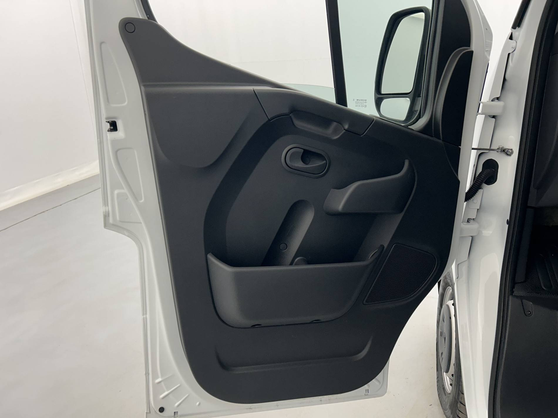 Vente en ligne Renault Master Fourgon MASTER FGN TRAC F3500 L2H2 BLUE DCI 135 au prix de 25 500 €