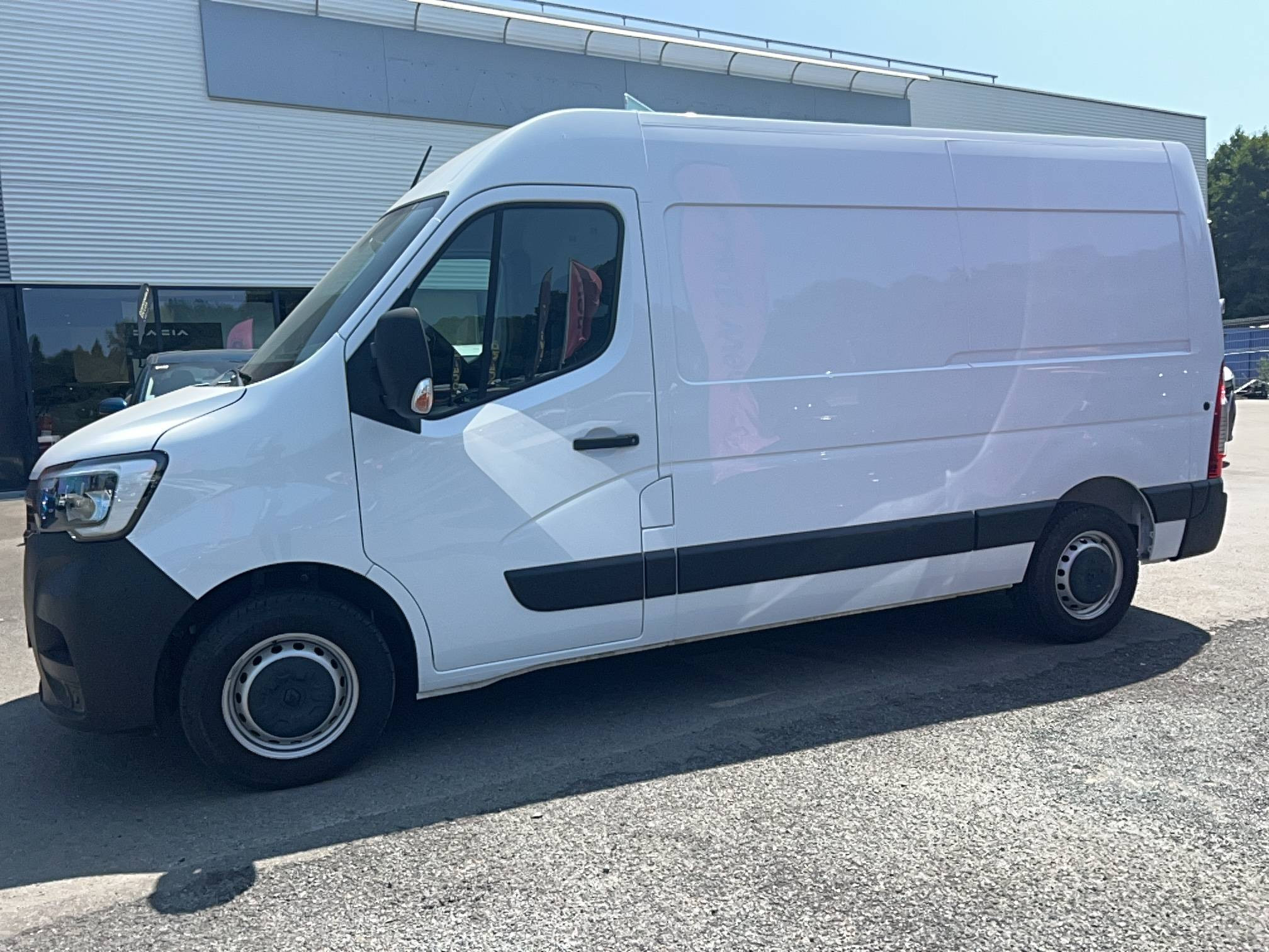 Vente en ligne Renault Master Fourgon MASTER FGN TRAC F3500 L2H2 BLUE DCI 135 au prix de 22 990 €