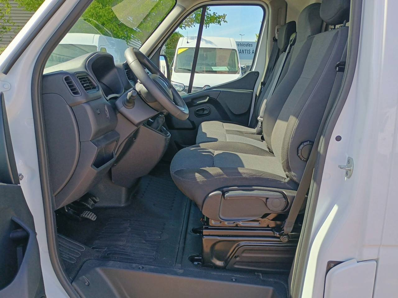 Vente en ligne Renault Master Fourgon MASTER FGN TRAC F3300 L2H2 BLUE DCI 135 au prix de 23 490 €