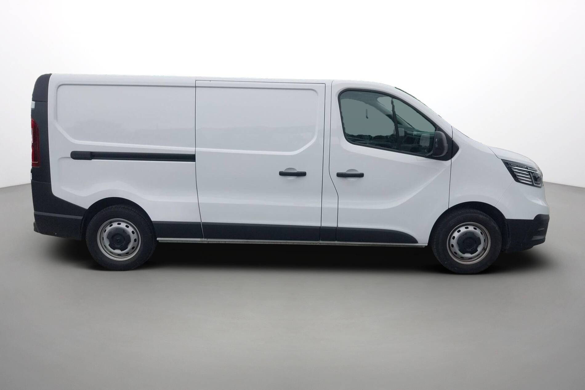Vente en ligne Renault Trafic 3 Fourgon TRAFIC FGN L2H1 3000 KG BLUE DCI 130 au prix de 24 490 €