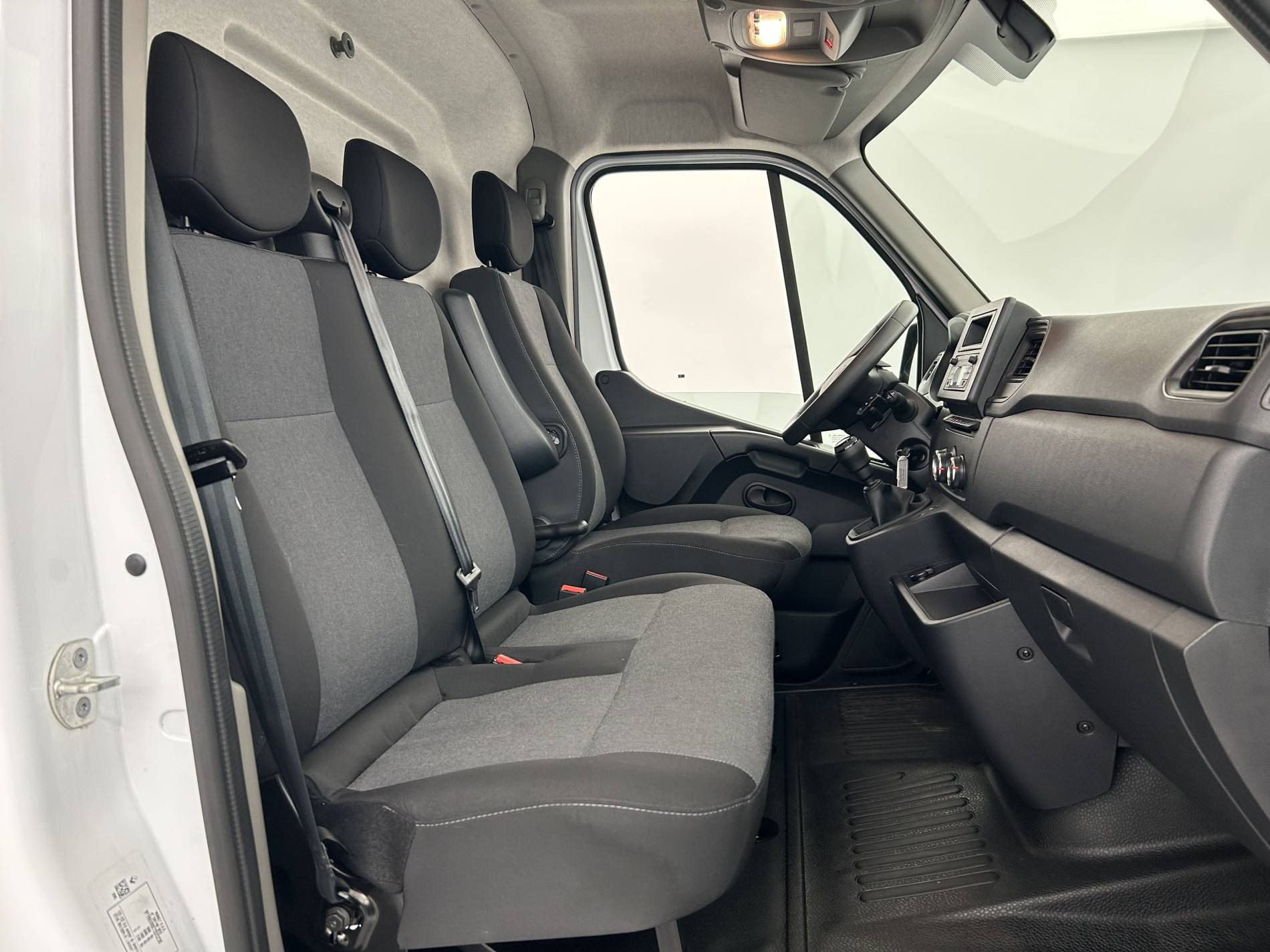 Vente en ligne Renault Master Fourgon MASTER FGN TRAC F3500 L2H2 BLUE DCI 135 au prix de 27 990 €