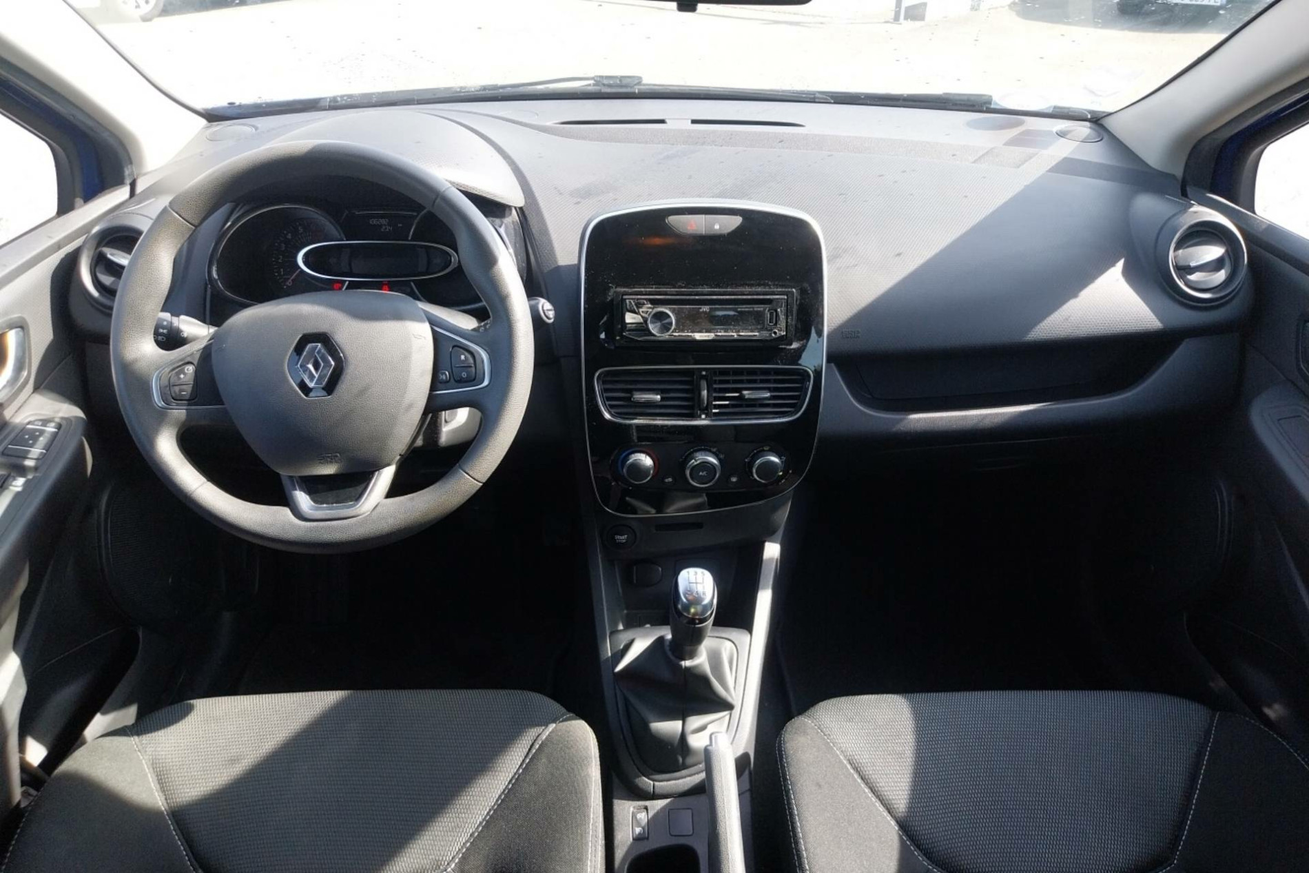 Vente en ligne Renault Clio 4 Clio 1.2 16V 75 au prix de 8 990 €