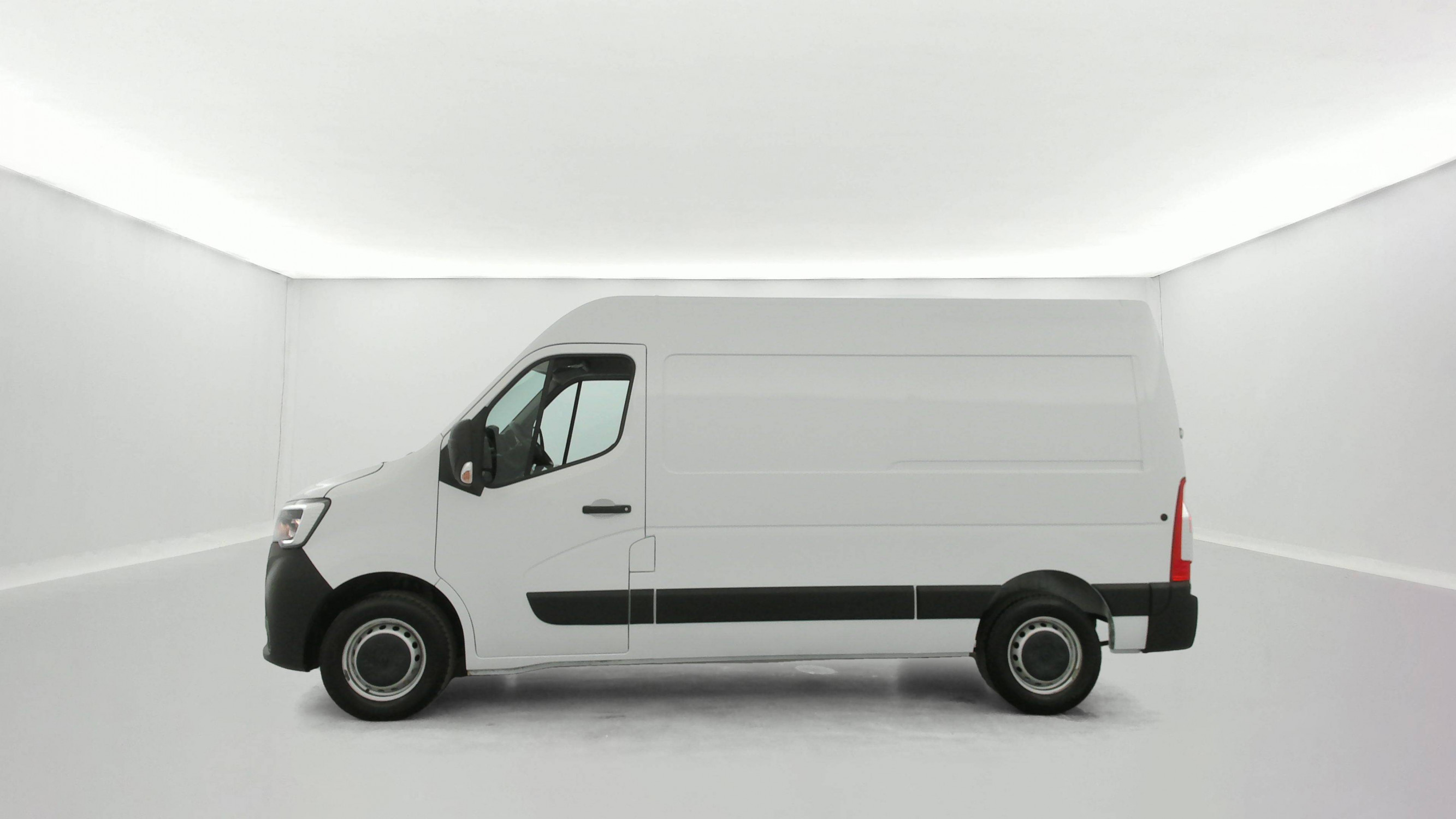 Vente en ligne Renault Master Fourgon MASTER FGN TRAC F3500 L2H2 BLUE DCI 135 au prix de 23 990 €