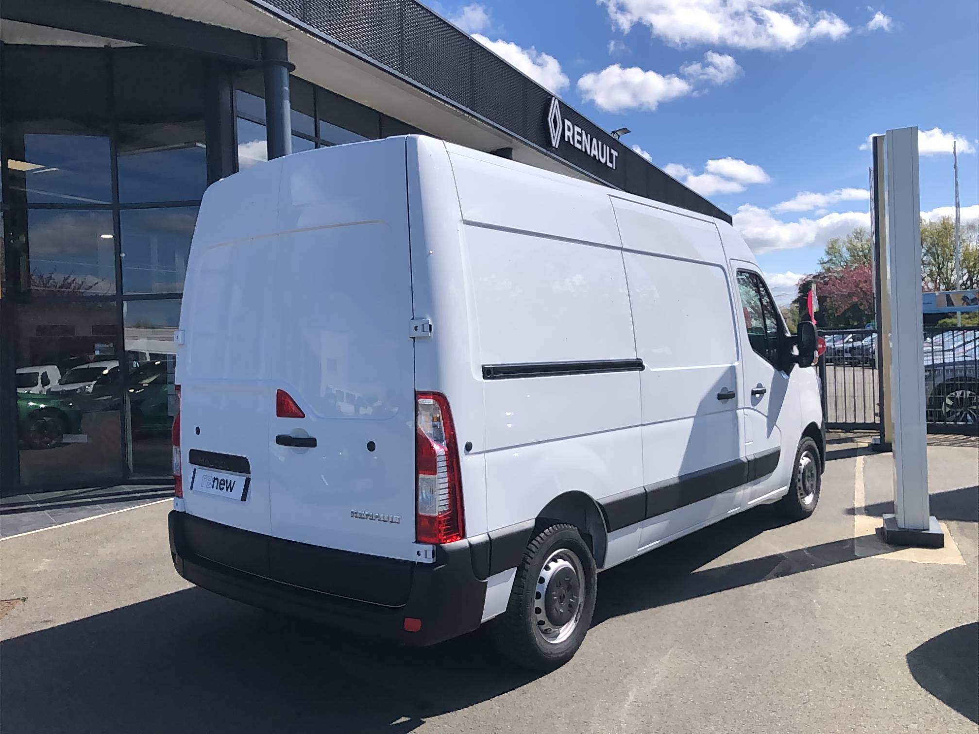 Vente en ligne Renault Master Fourgon MASTER FGN TRAC F3500 L2H2 BLUE DCI 135 au prix de 26 990 €