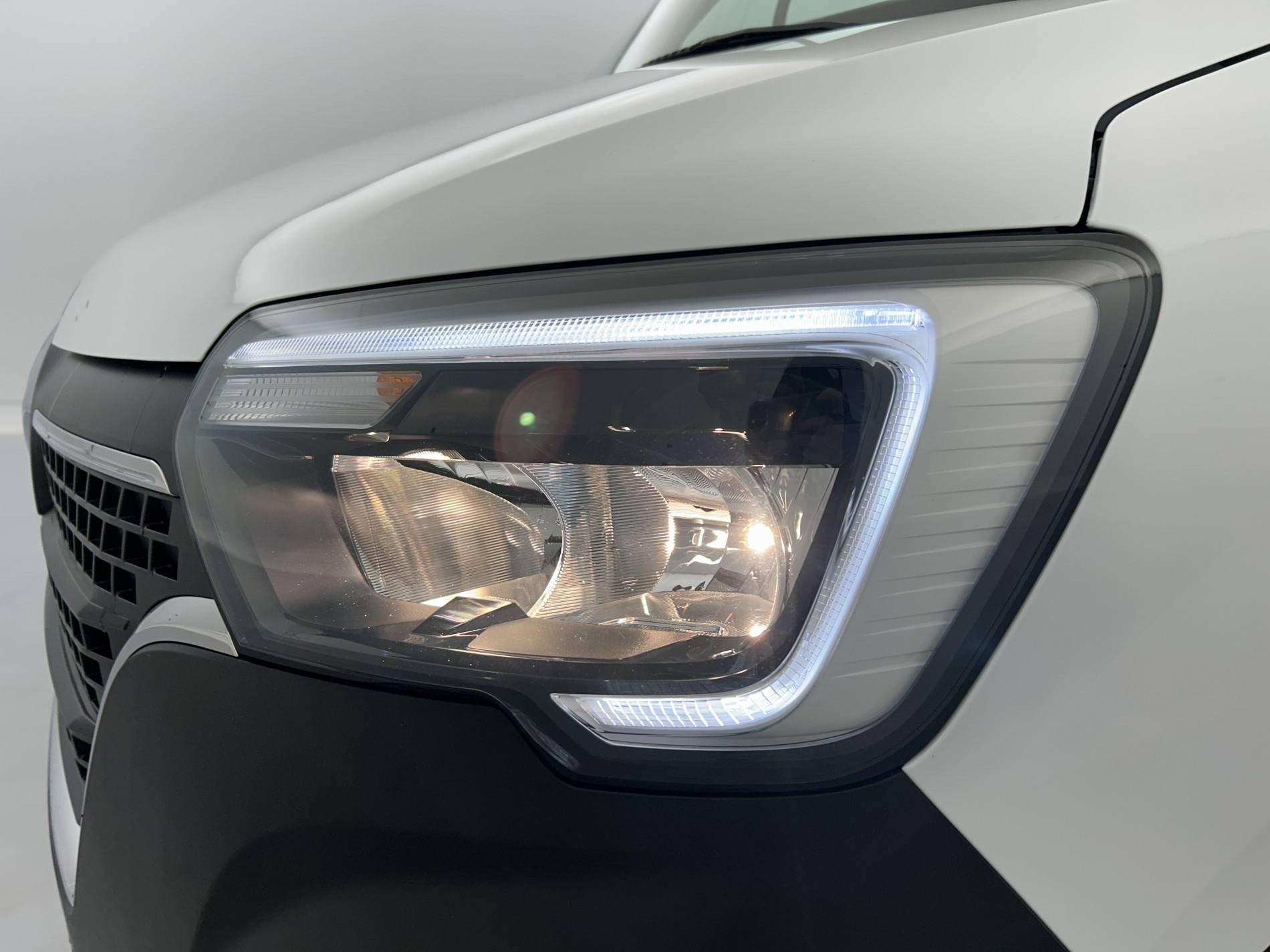 Vente en ligne Renault Master Fourgon MASTER FGN TRAC F3500 L2H2 BLUE DCI 135 au prix de 27 990 €