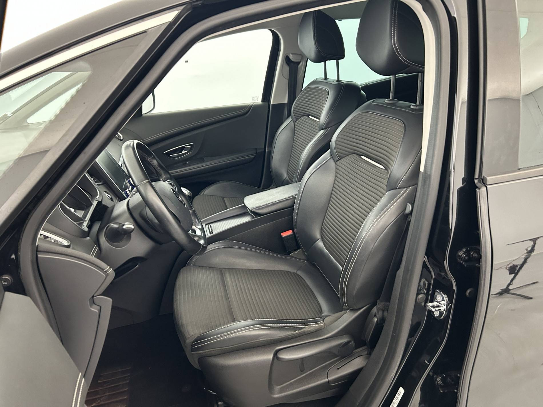 Vente en ligne Renault Grand Scenic 4 Grand Scenic dCi 130 Energy au prix de 14 370 €