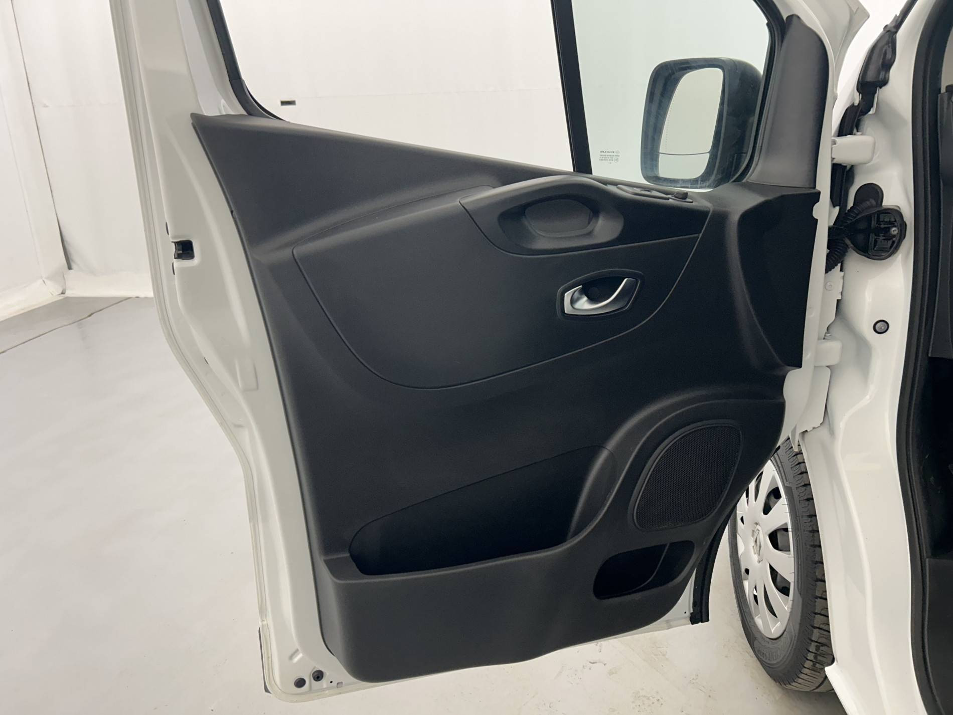 Vente en ligne Renault Trafic 3 Fourgon TRAFIC FGN L2H1 1300 KG DCI 120 au prix de 18 490 €