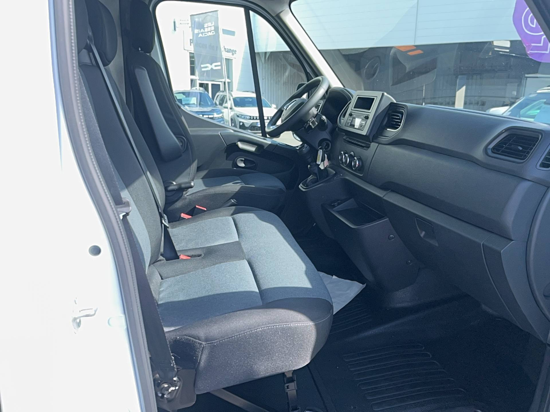 Vente en ligne Renault Master Fourgon MASTER FGN TRAC F3500 L2H2 BLUE DCI 135 au prix de 26 990 €