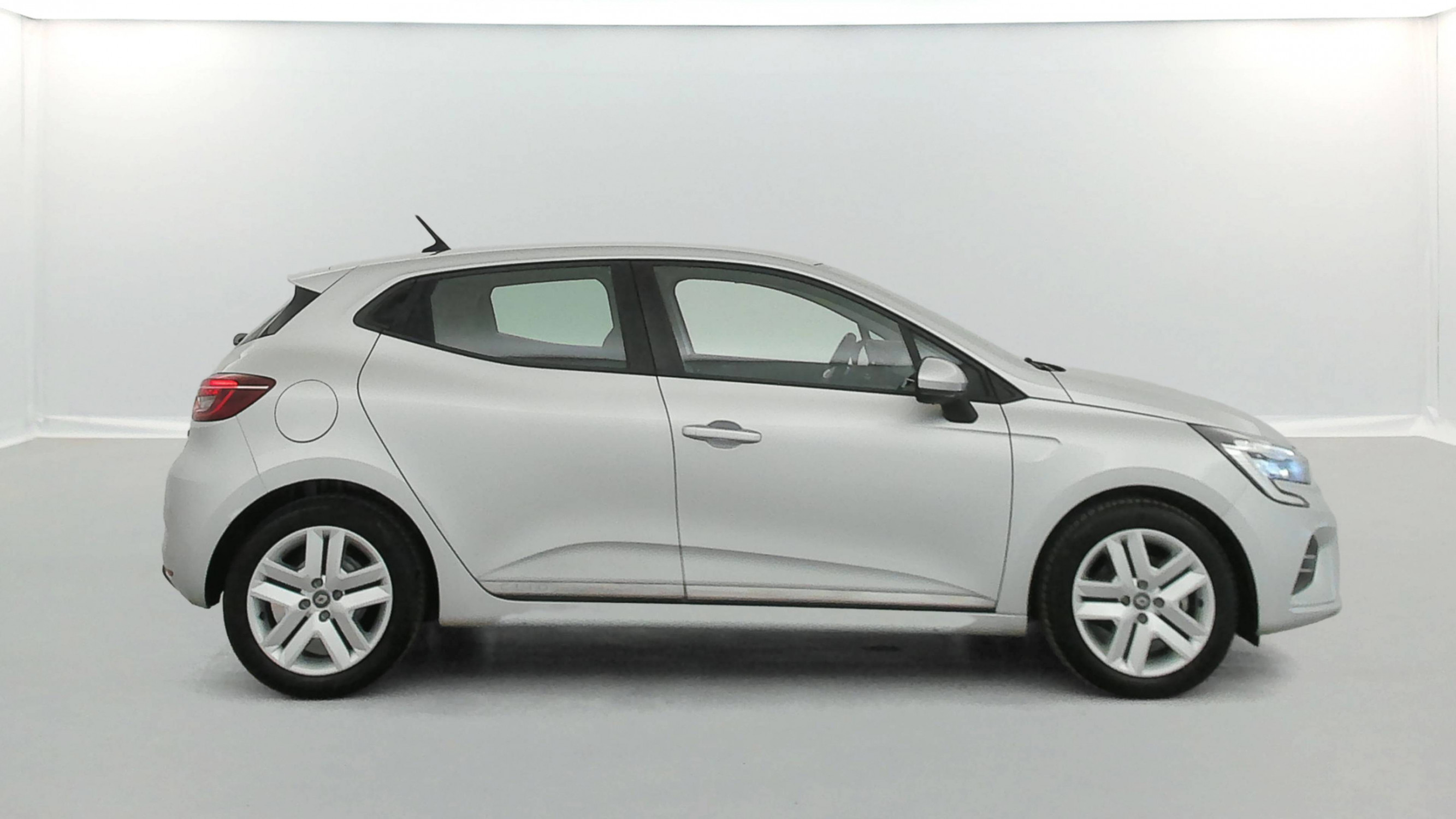 Vente en ligne Renault Clio 5 Clio E-Tech 140 - 21N au prix de 16 890 €