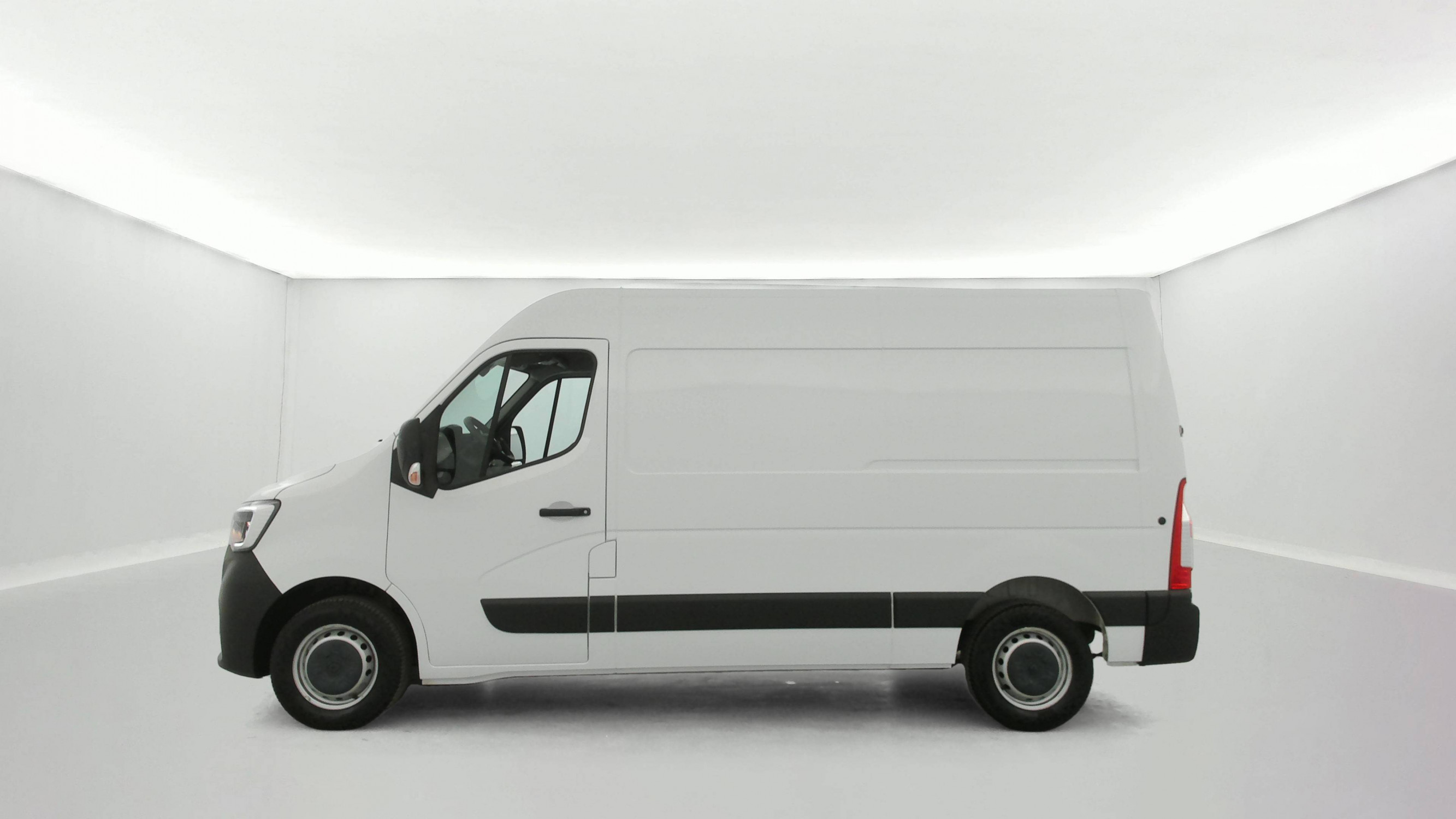 Vente en ligne Renault Master Fourgon MASTER FGN TRAC F3500 L2H2 BLUE DCI 135 au prix de 24 490 €