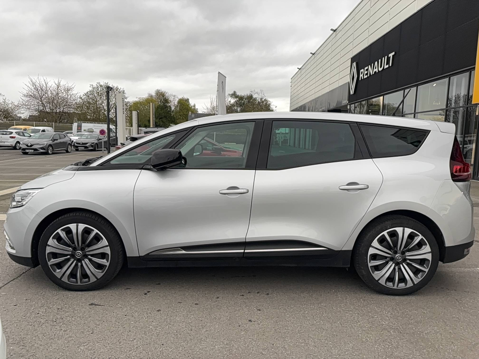 Vente en ligne Renault Grand Scenic 4 Grand Scenic TCe 140 FAP EDC - 21 au prix de 16 690 €