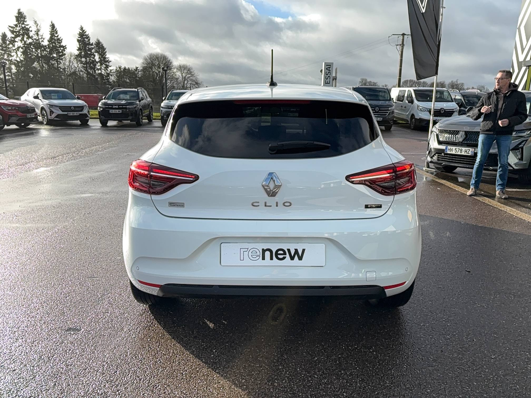 Vente en ligne Renault Clio 5 Clio E-Tech hybride 145 au prix de 17 391 €