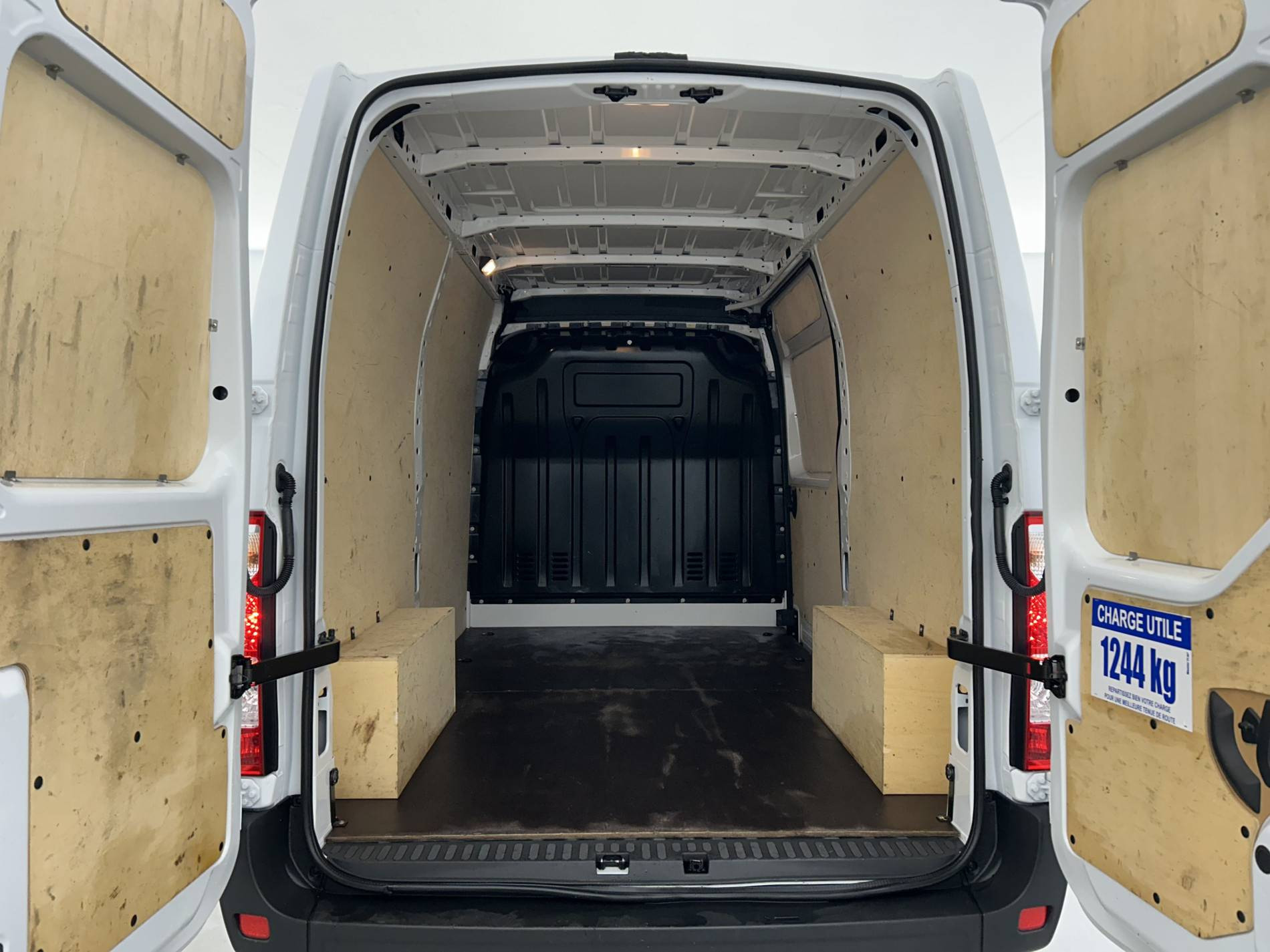 Vente en ligne Renault Master Fourgon MASTER FGN TRAC F3500 L2H2 BLUE DCI 135 au prix de 27 990 €