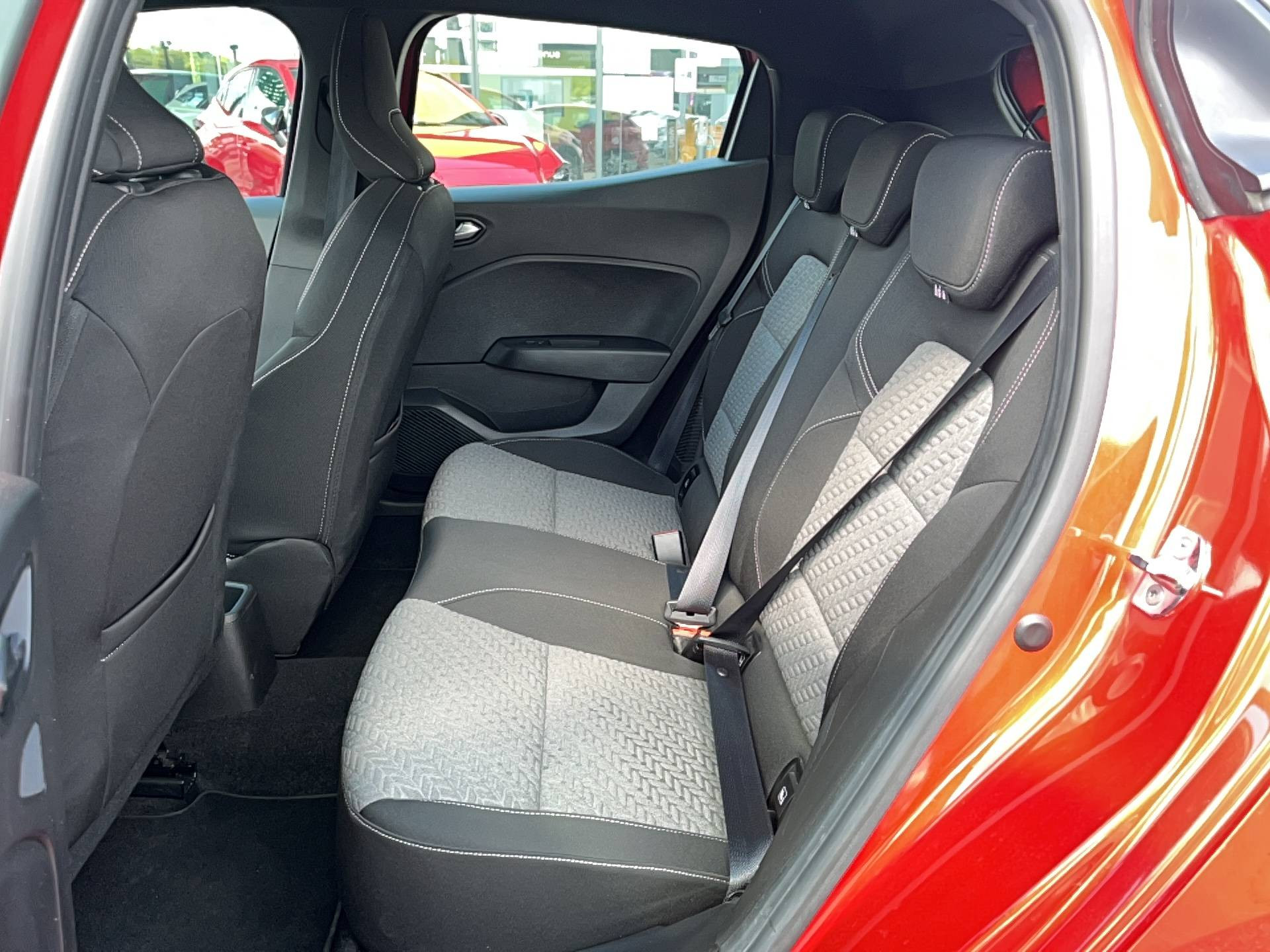 Vente en ligne Renault Clio 5 Clio E-Tech 140 - 21N au prix de 15 991 €
