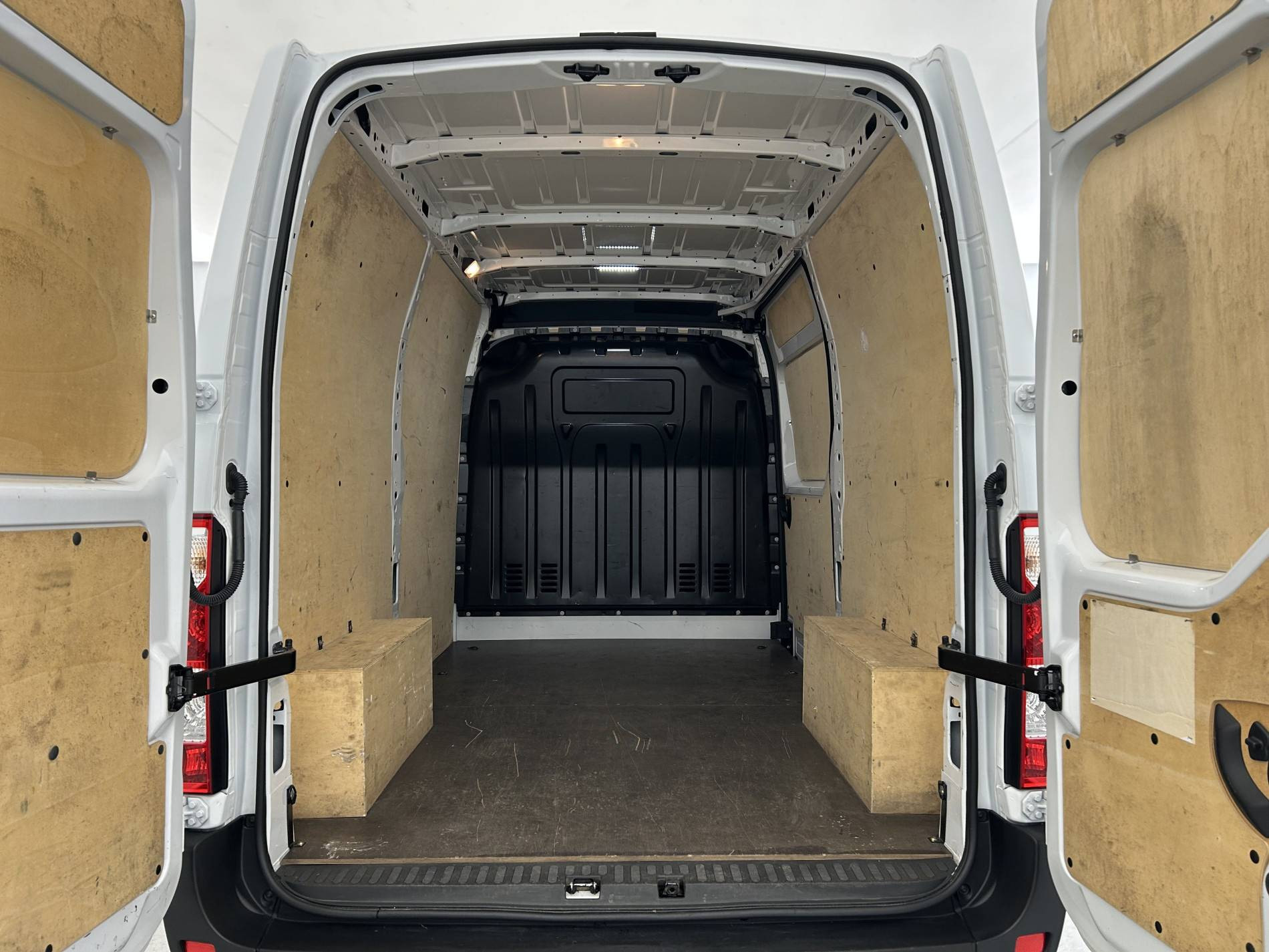 Vente en ligne Renault Master Fourgon MASTER FGN TRAC F3500 L2H2 BLUE DCI 135 au prix de 24 990 €