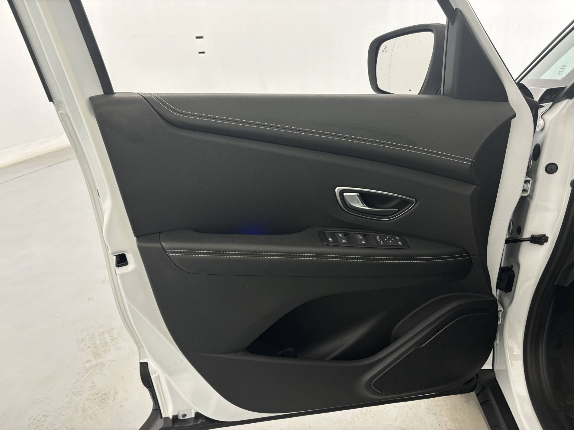 Vente en ligne Renault Scenic 4 Scenic Blue dCi 120 au prix de 15 590 €